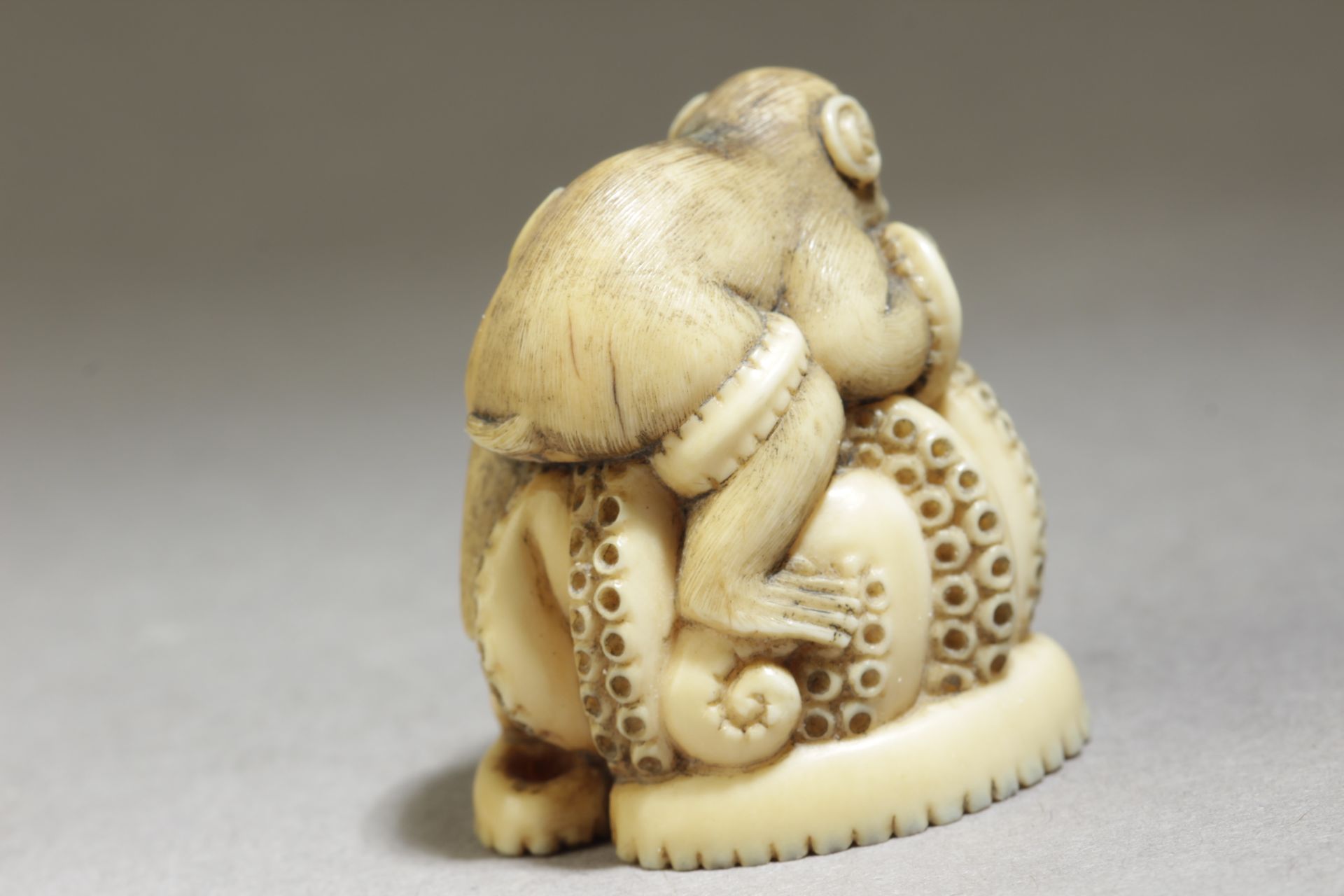 A mid 19th century Japanese netsuke - Bild 4 aus 7