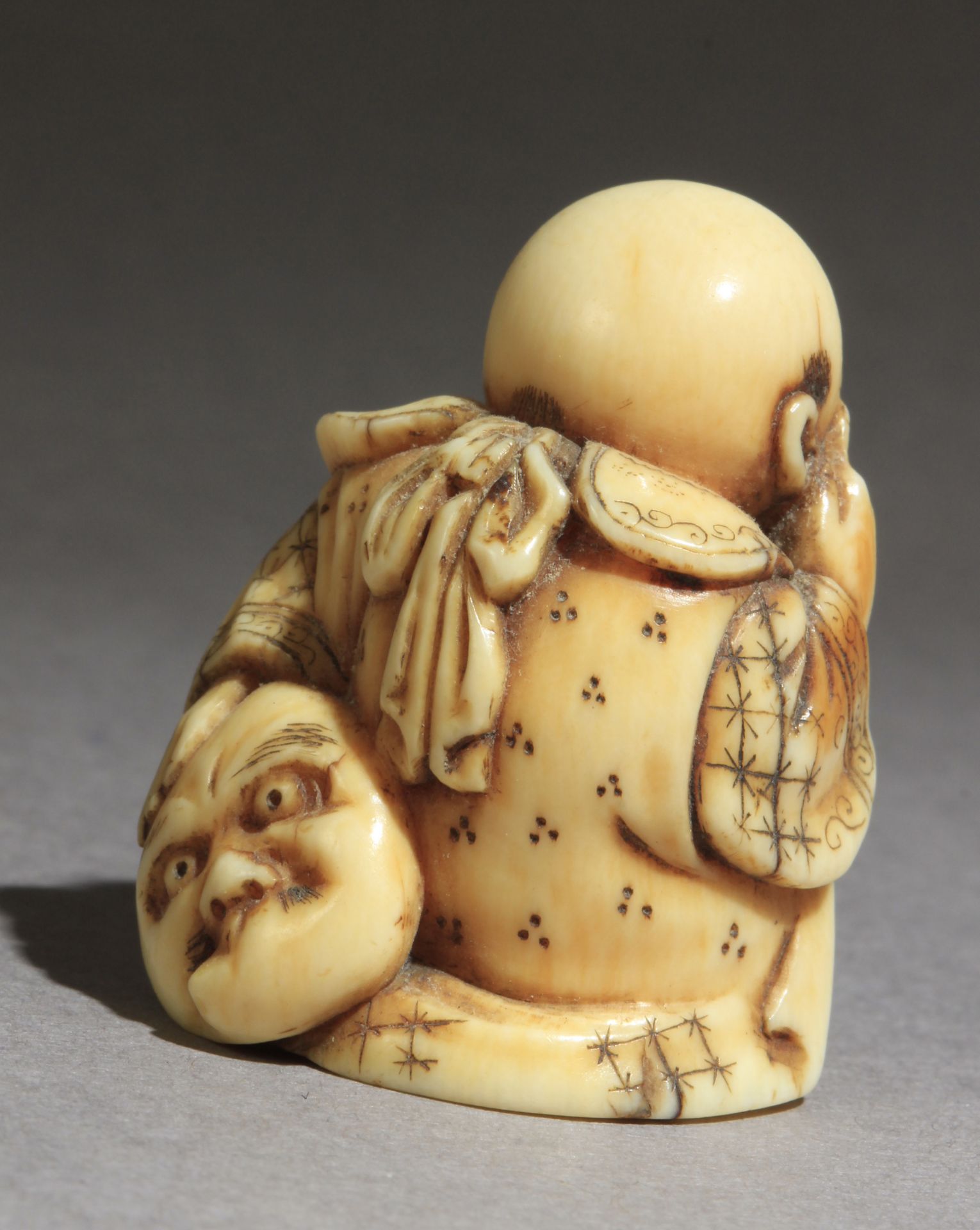 A mid 19th century Japanese netsuke from Edo period. Signed Hogyoko - Image 4 of 8