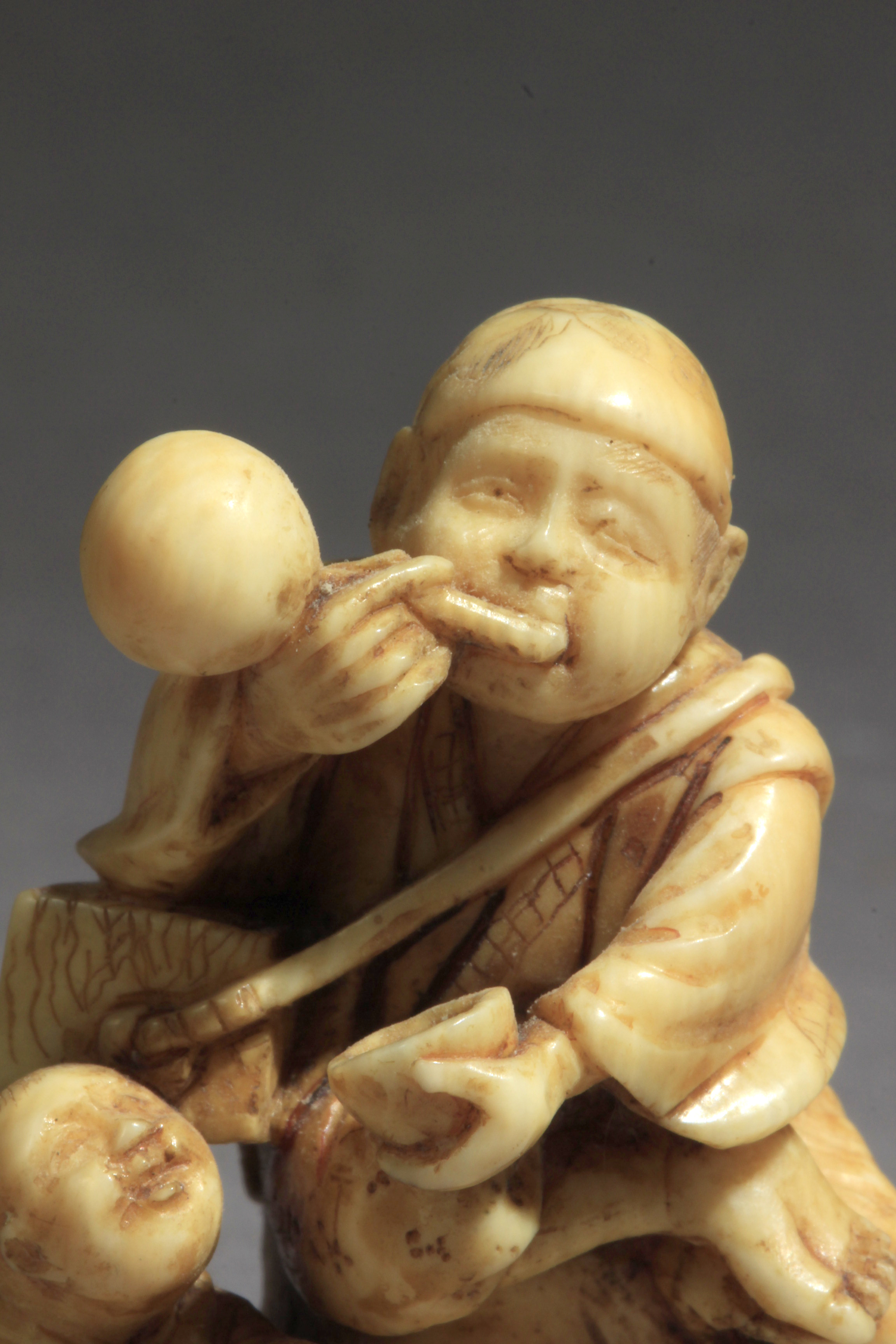 A late 19th century Japanese netsuke from Meiji period. Signed Kogyoko - Image 7 of 9