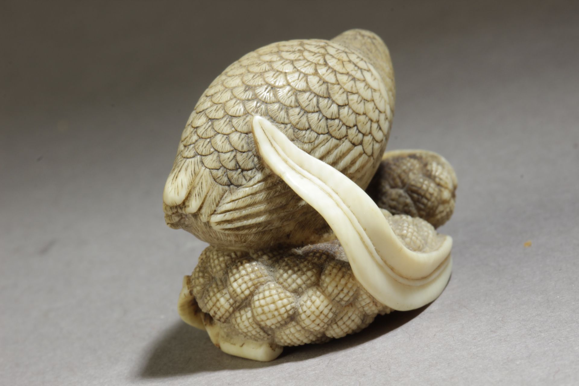 A 19th century Japanese netsuke. Signed Okatomo - Bild 3 aus 7