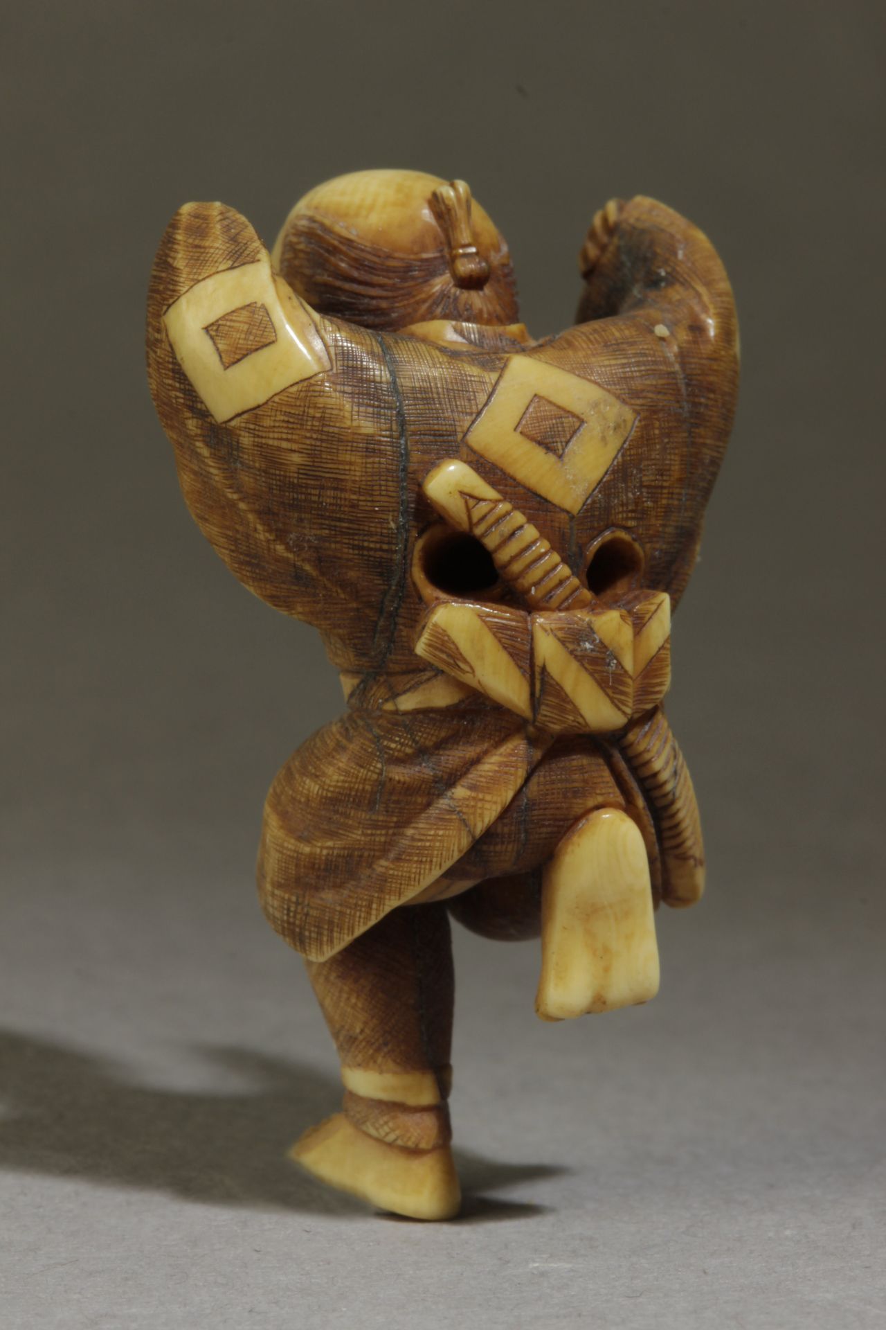 A late 19th century Japanese netsuke from Meiji period - Image 5 of 7