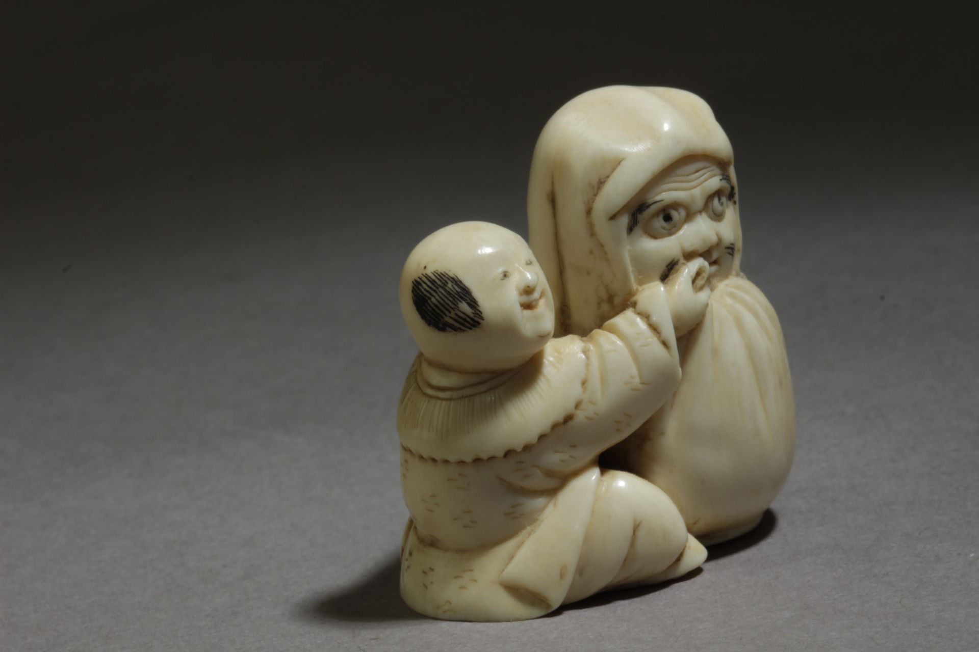 A late 19th century Japanese netsuke from Meiji period - Bild 5 aus 6