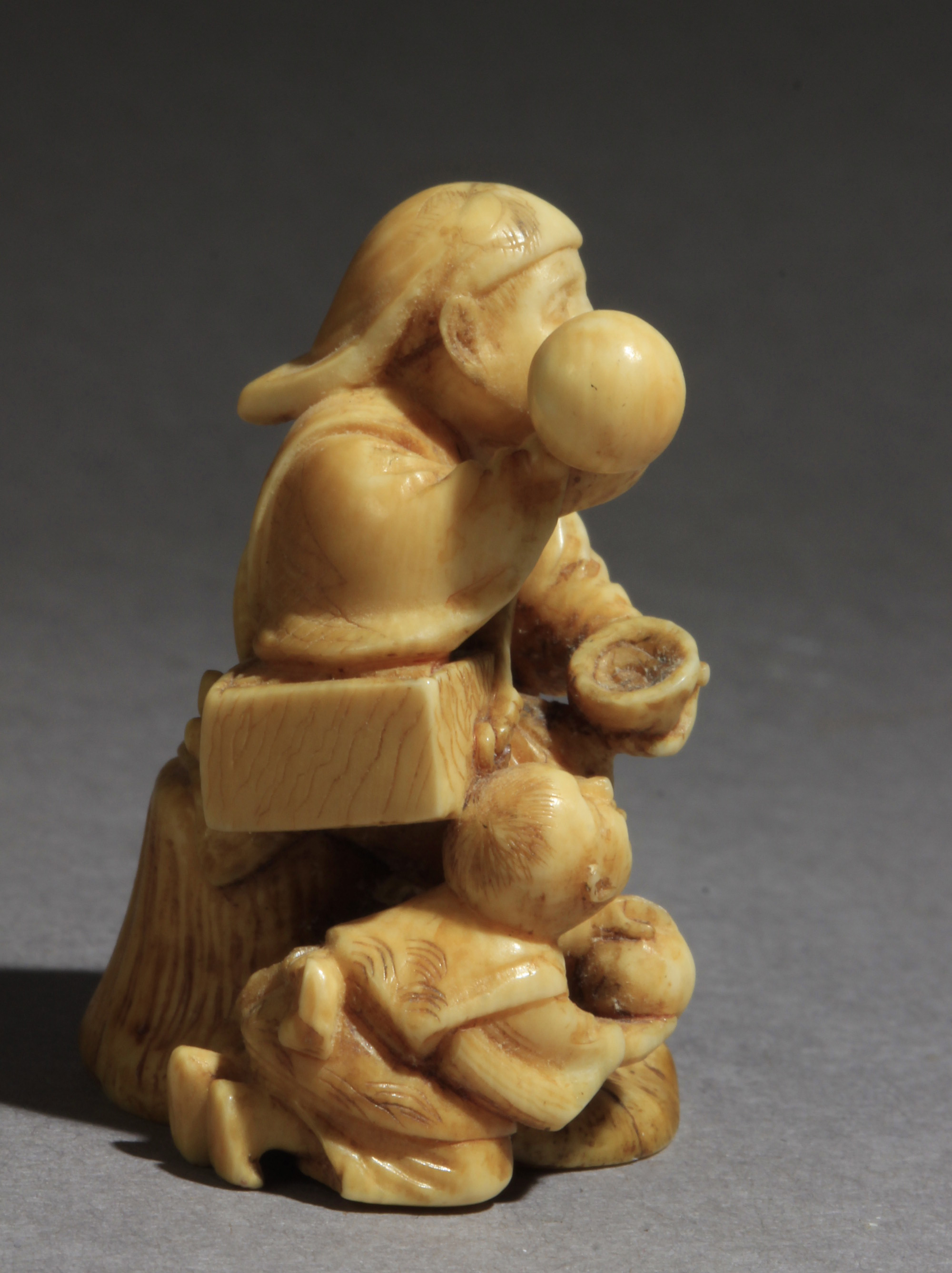 A late 19th century Japanese netsuke from Meiji period. Signed Kogyoko - Image 5 of 9