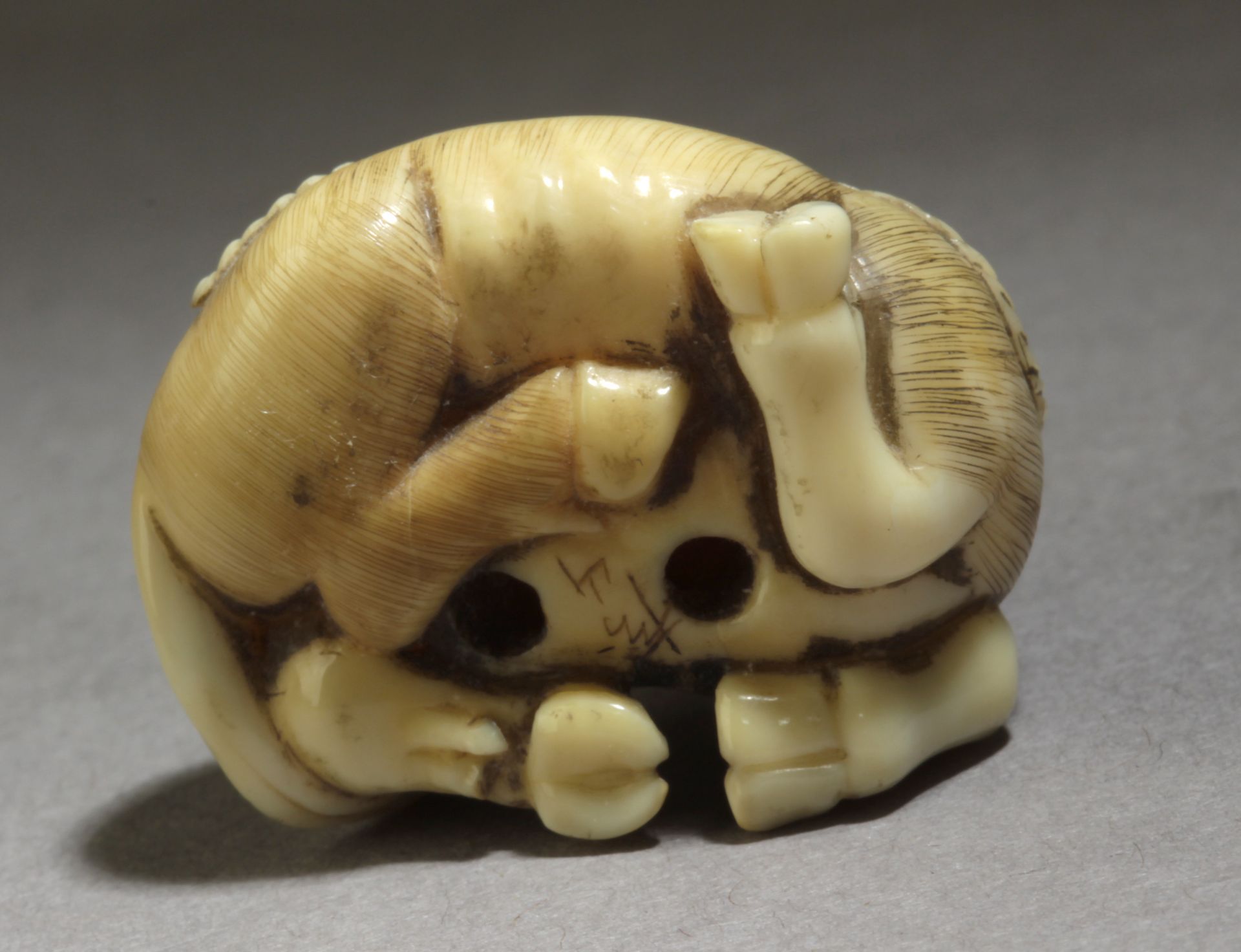 A 19th century Japanese netsuke. Signed Tomozan - Bild 4 aus 6