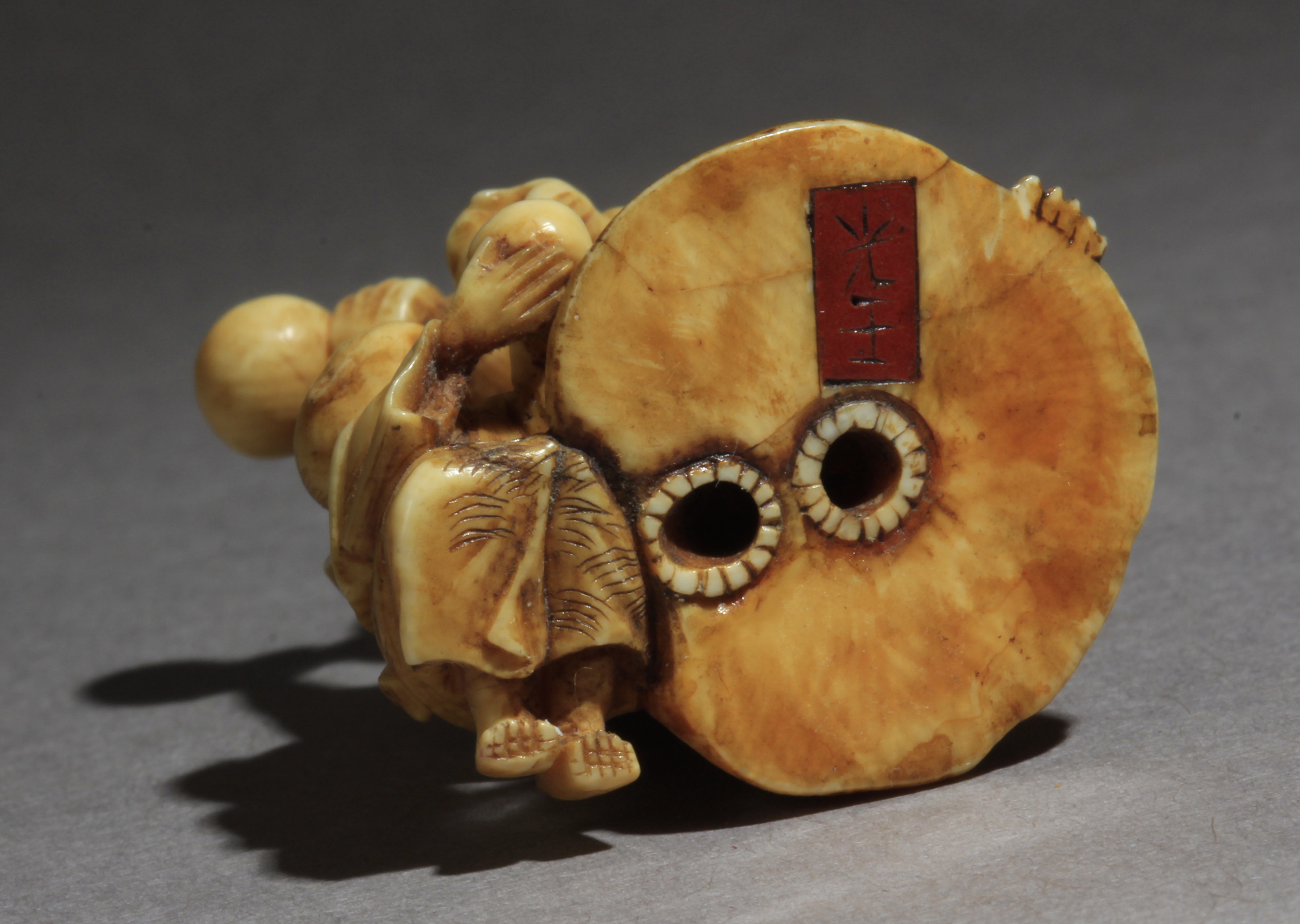 A late 19th century Japanese netsuke from Meiji period. Signed Kogyoko - Image 8 of 9