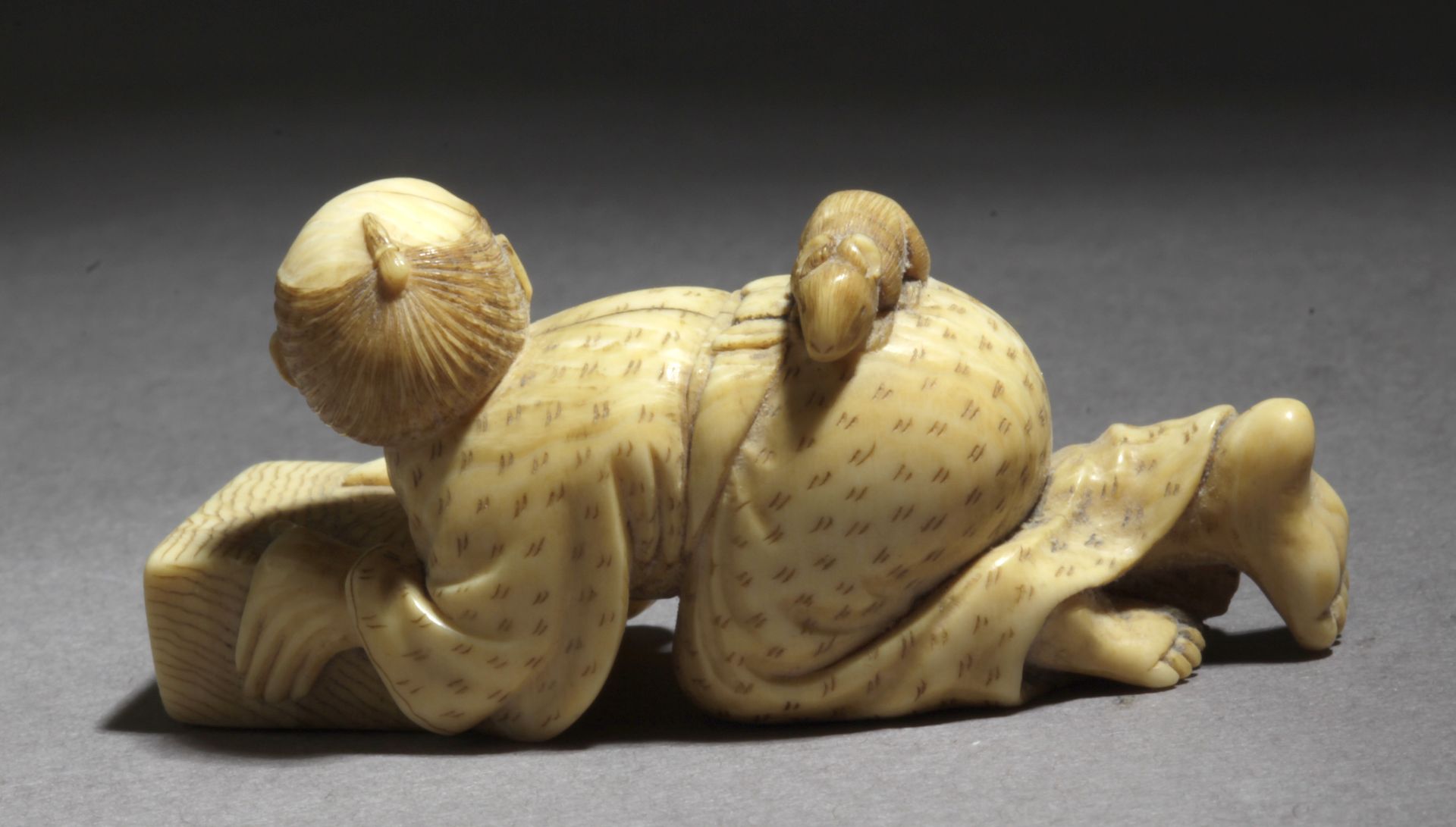 A mid 19th century Japanese netsuke from Meiji period. Signed Tomokazu - Bild 4 aus 7