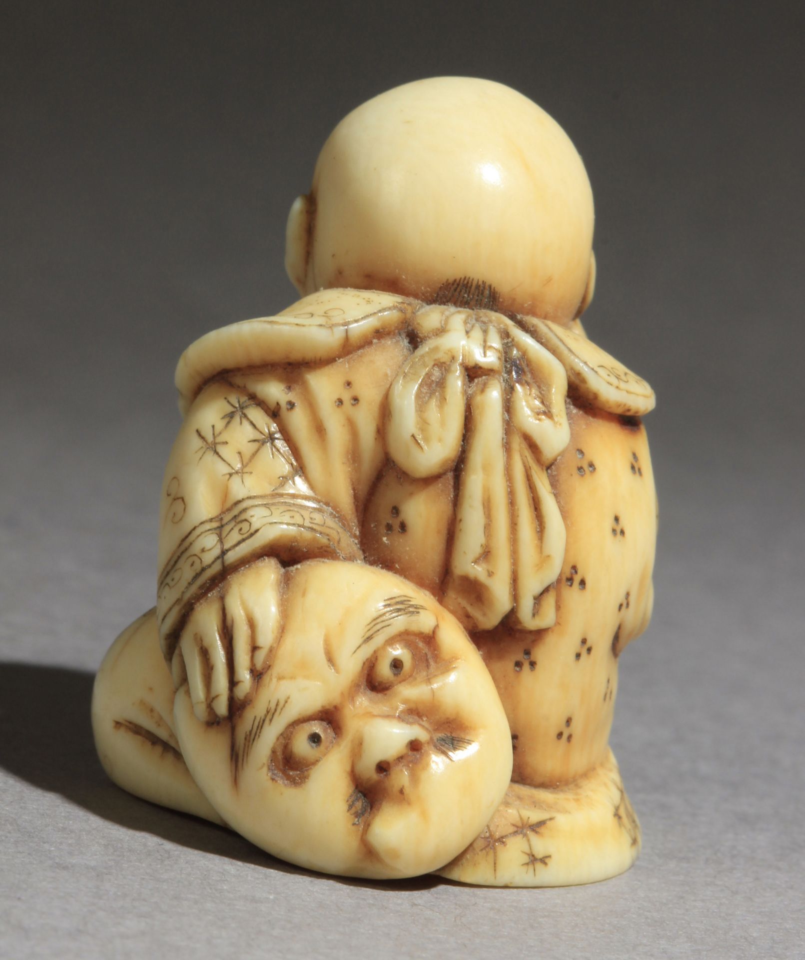 A mid 19th century Japanese netsuke from Edo period. Signed Hogyoko - Image 5 of 8