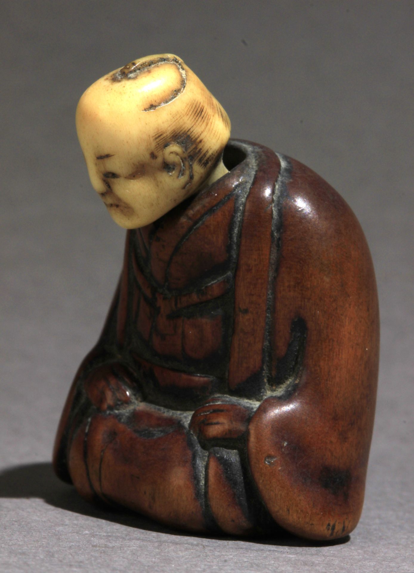 A 19th century Japanese netsuke from Edo period - Image 2 of 8