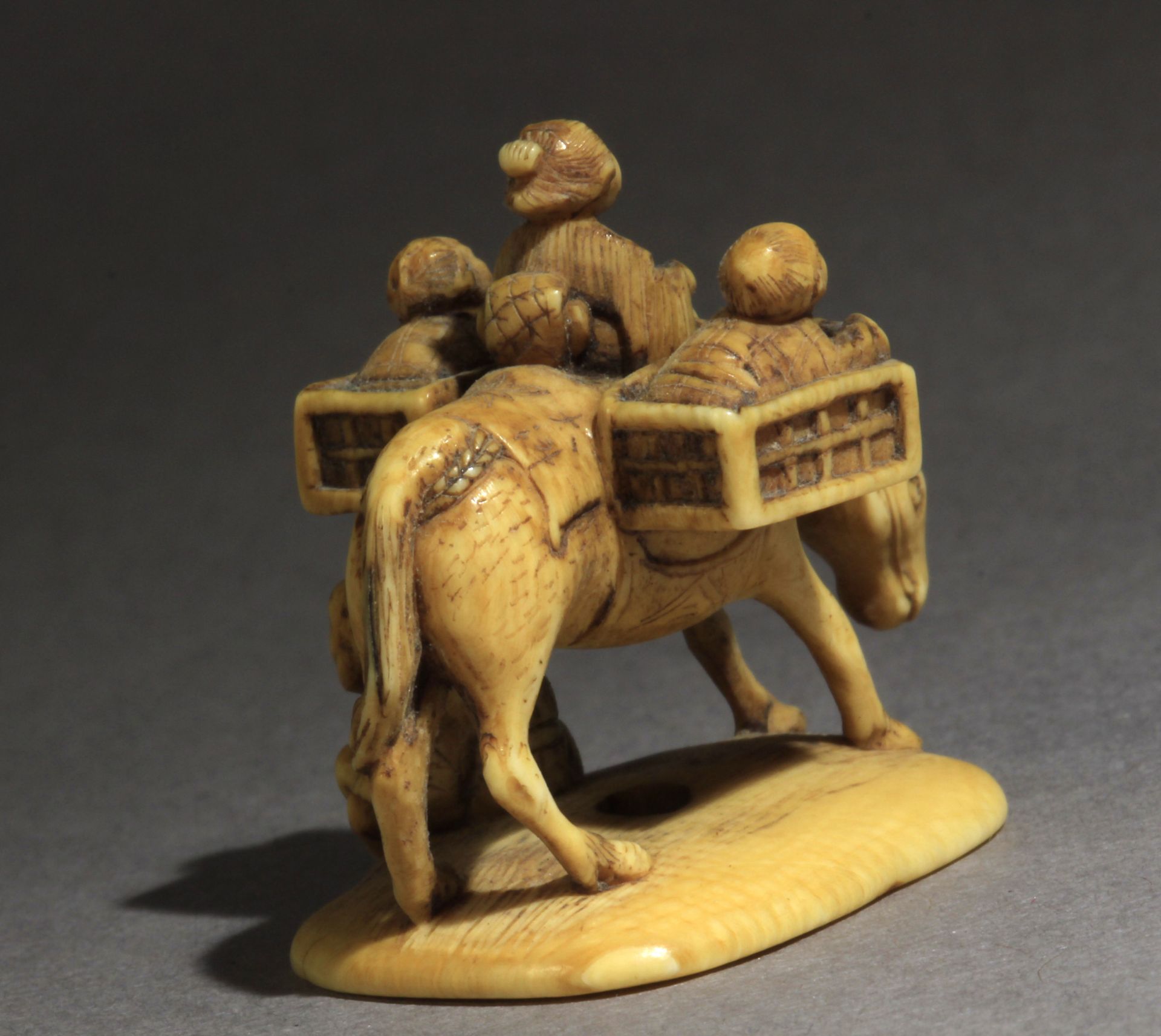 A 19th century Japanese netsuke-okimono from Edo period. Signed Gyokumin - Image 4 of 8