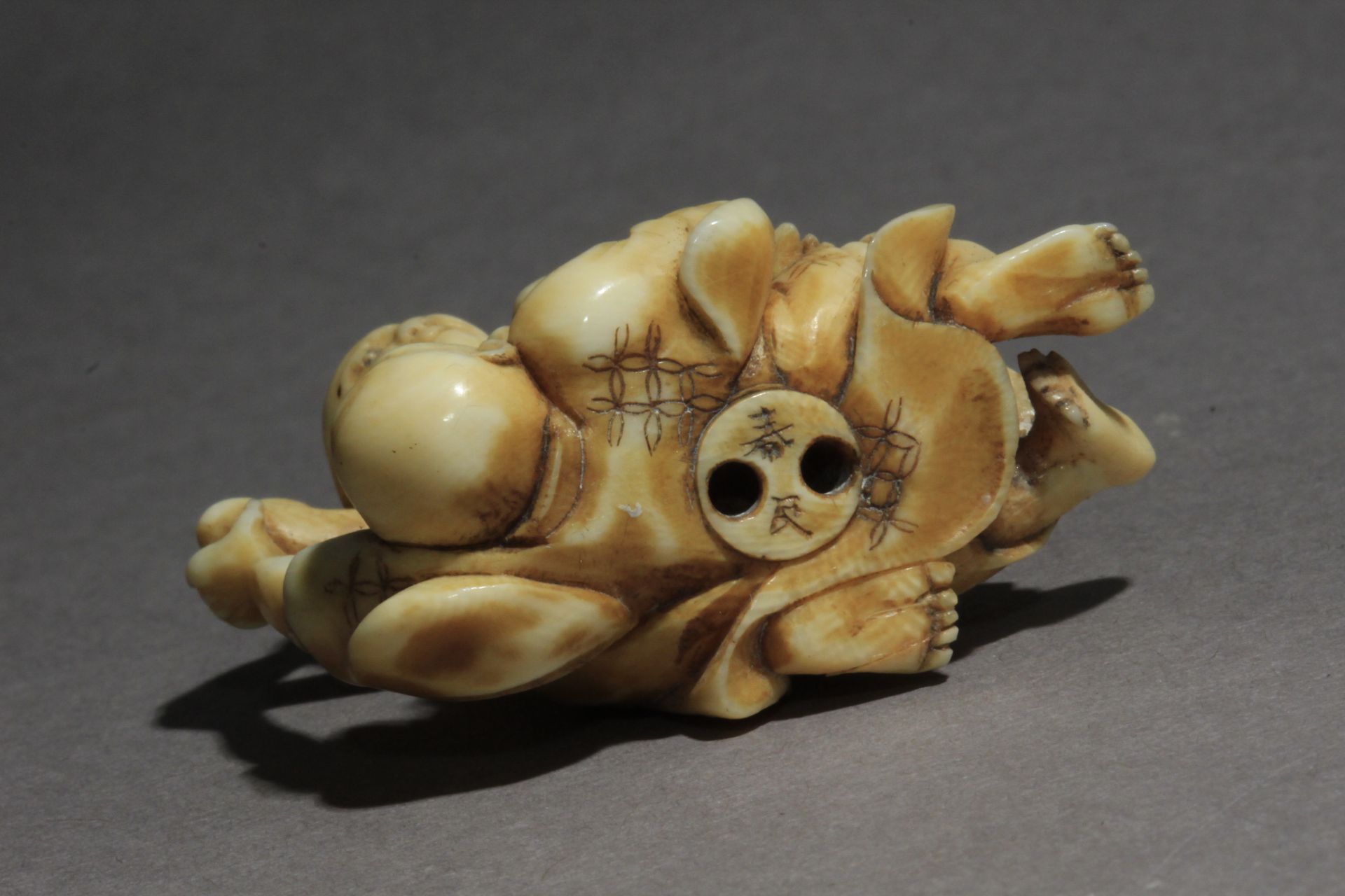 A mid 19th century Japanese netsuke from Edo period. Signed Harumin - Image 7 of 8