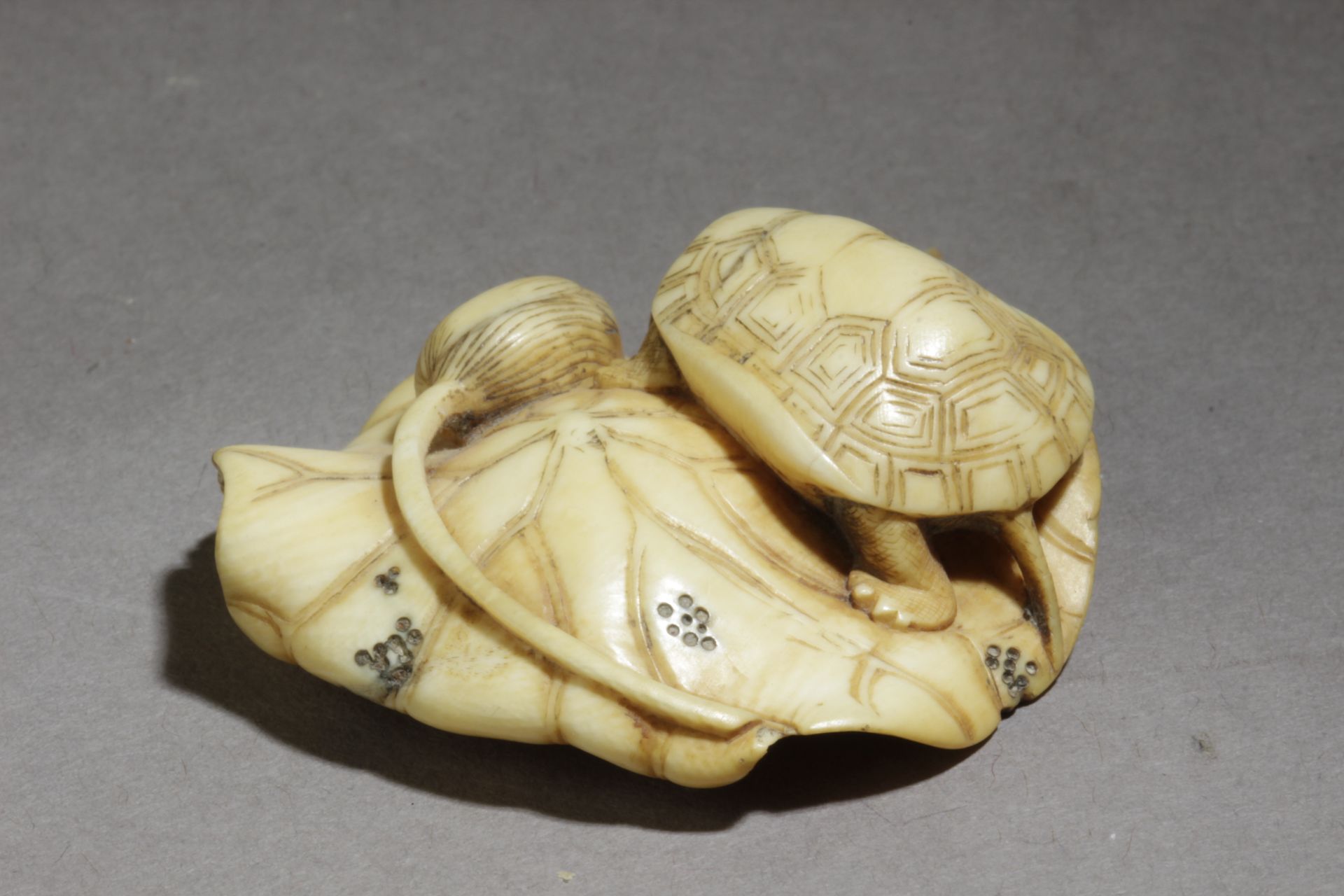 A 19th century Japanese netsuke. Signed - Bild 2 aus 6