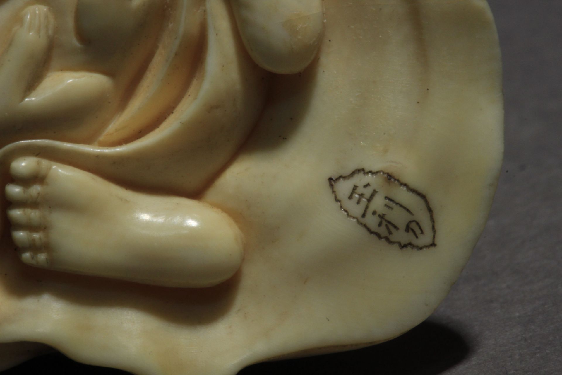 A mid 19th century Japanese netsuke from Meiji period. Signed Gyokomura - Image 9 of 9