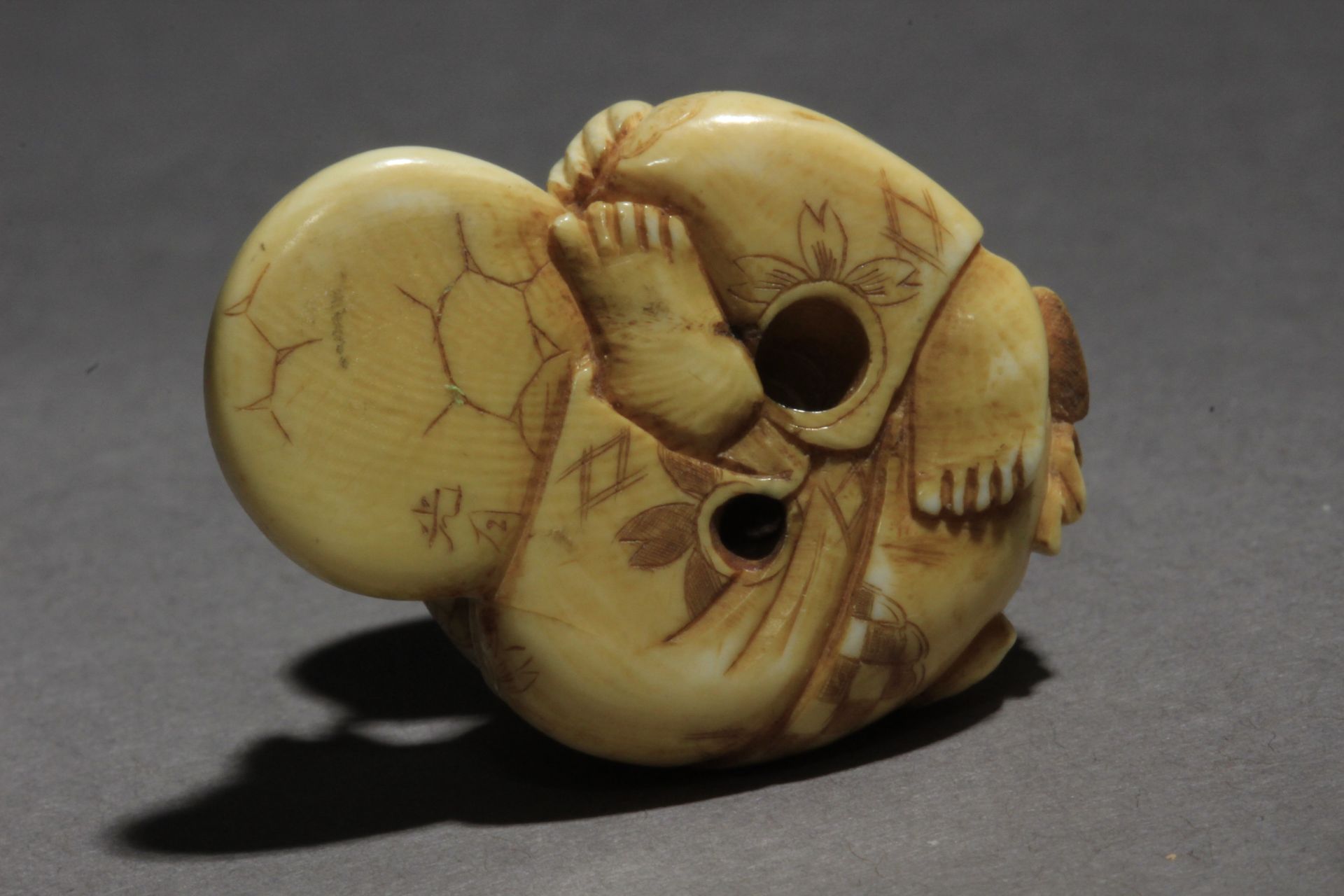 A Japanese netsuke from Meiji period circa 1870-1890. Signed Kogetsu - Image 7 of 8