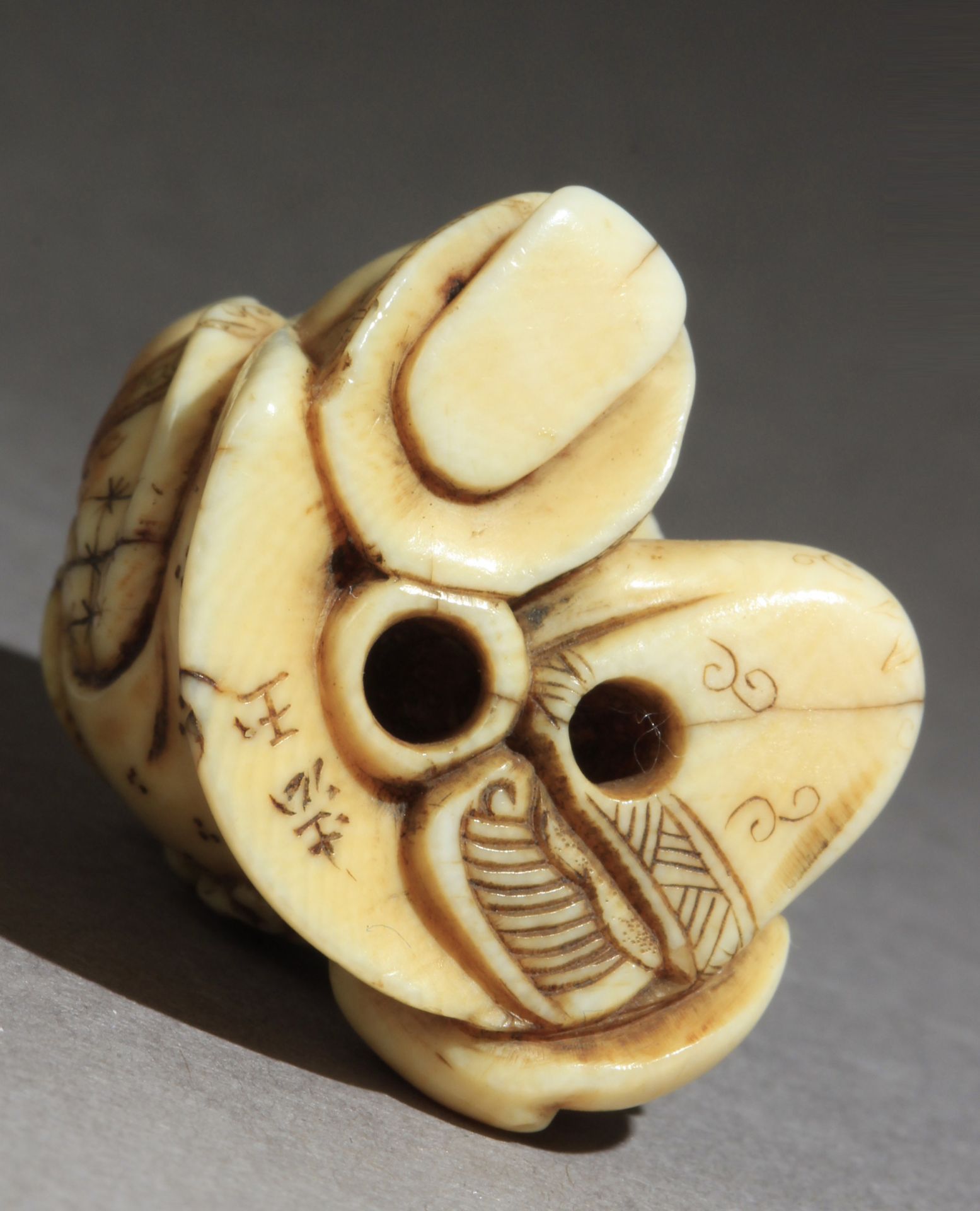 A mid 19th century Japanese netsuke from Edo period. Signed Hogyoko - Image 7 of 8