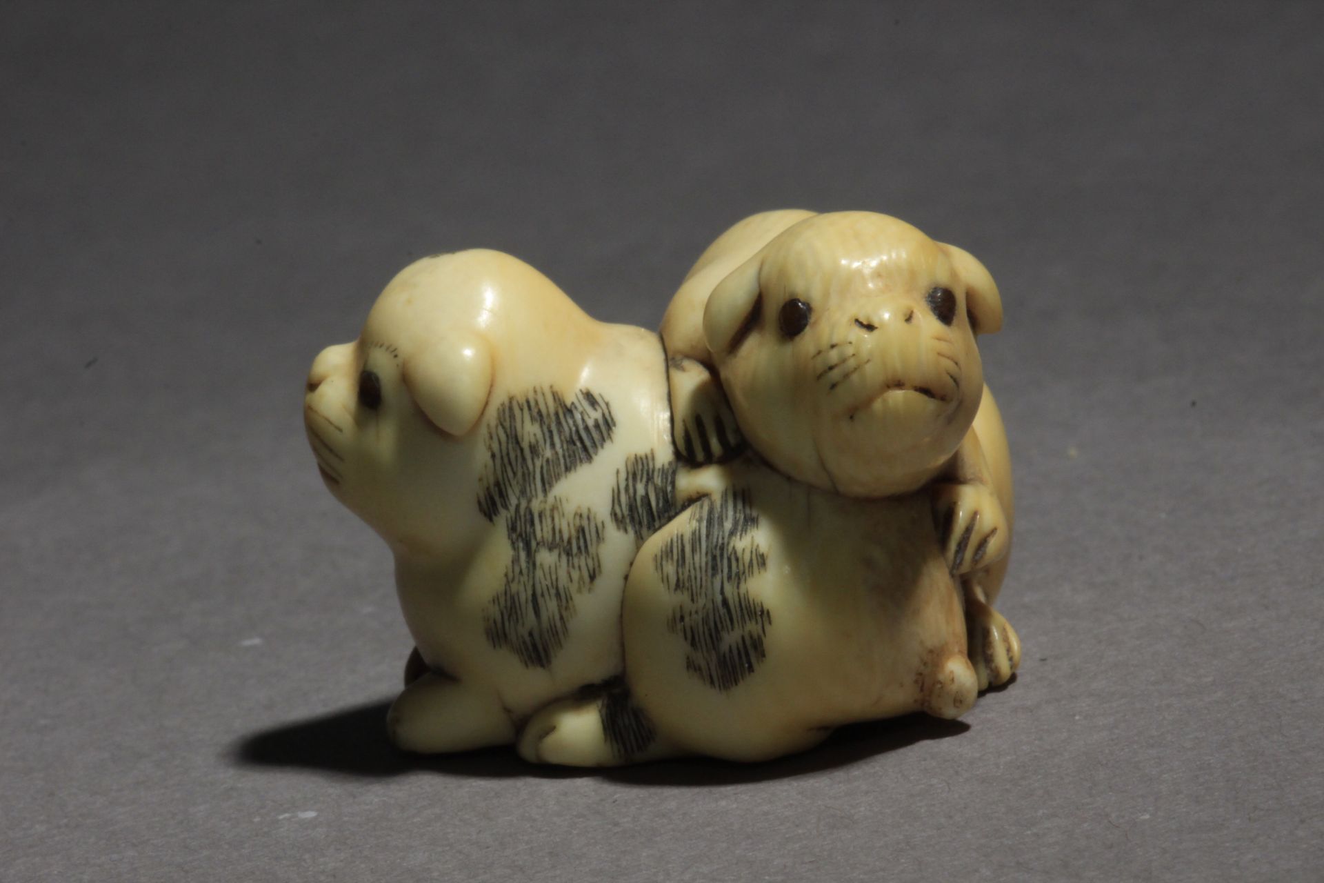 An early 19th century Japanese netsuke from Edo period. Signed Tomotaka? - Bild 5 aus 8