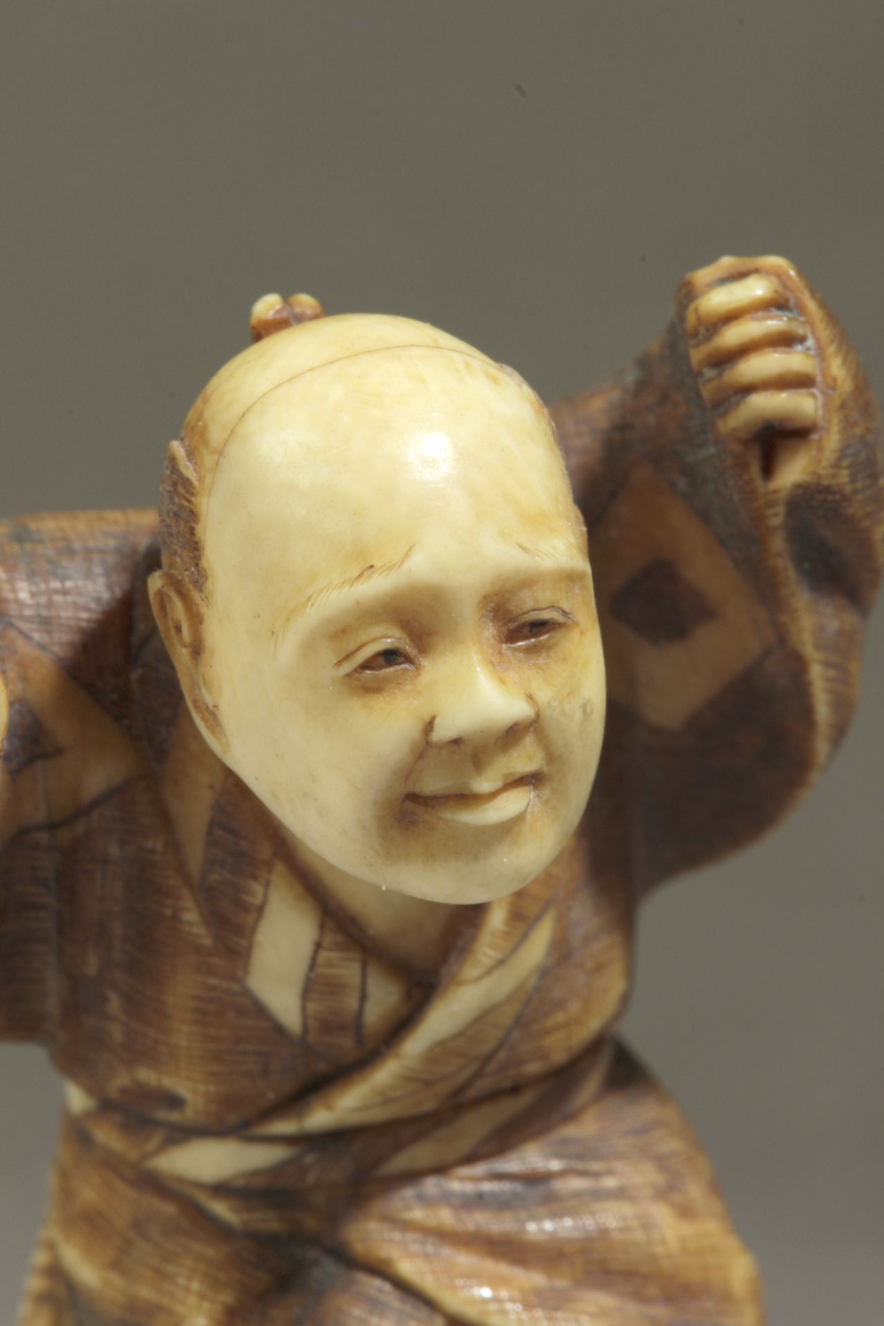 A late 19th century Japanese netsuke from Meiji period - Image 6 of 7