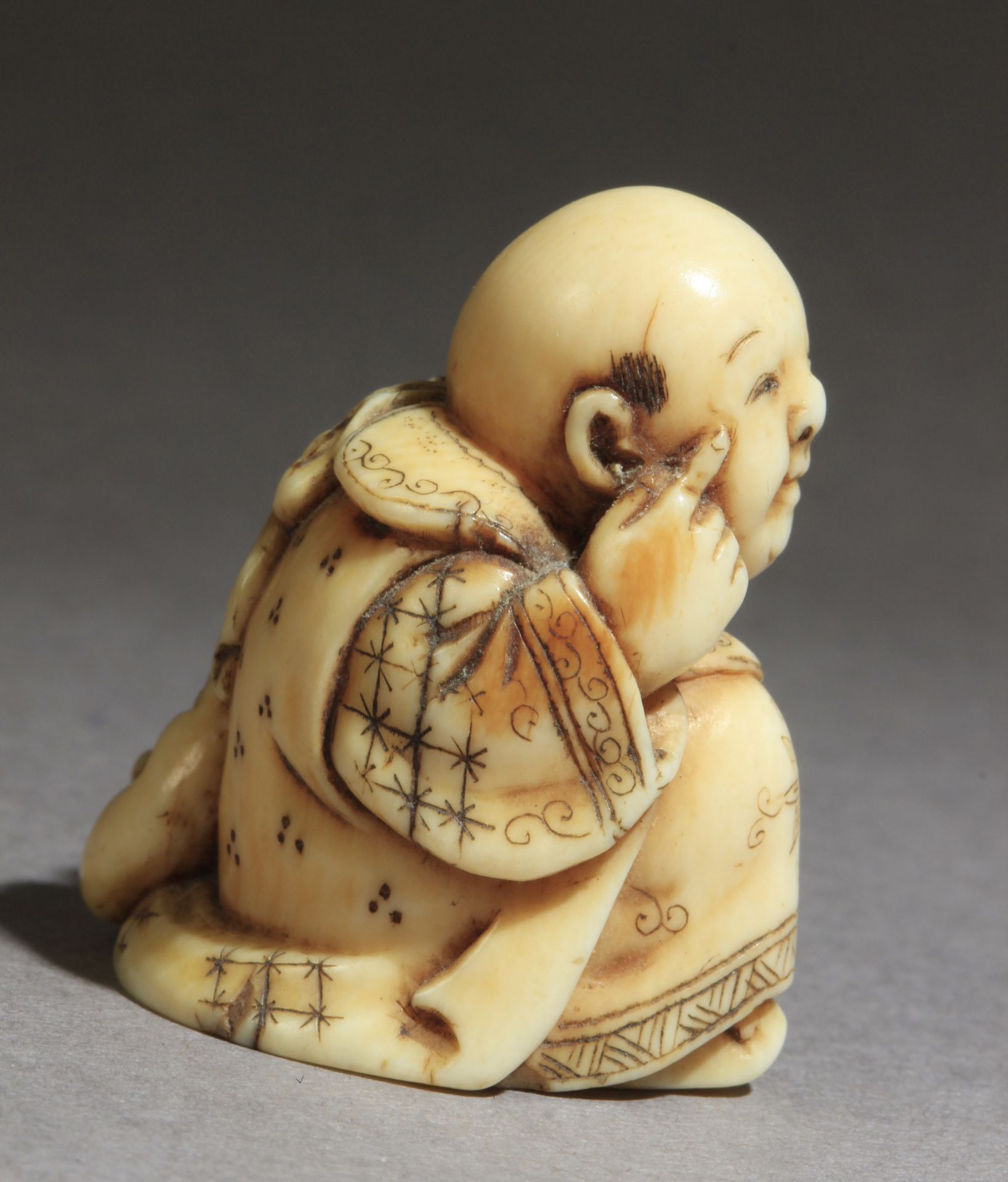 A mid 19th century Japanese netsuke from Edo period. Signed Hogyoko - Image 3 of 8