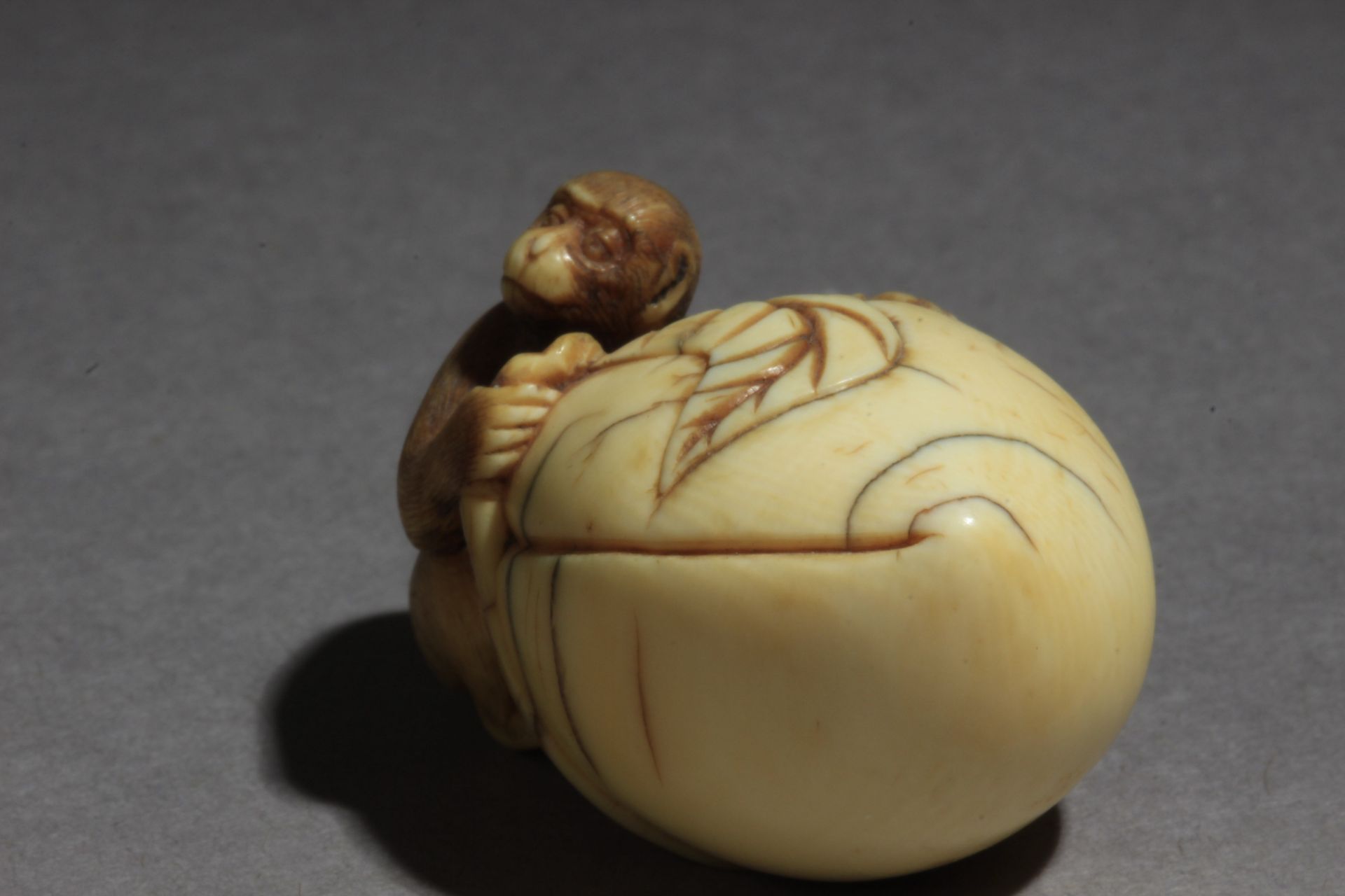 An early 19th century Japanese netsuke from Edo period - Image 2 of 6