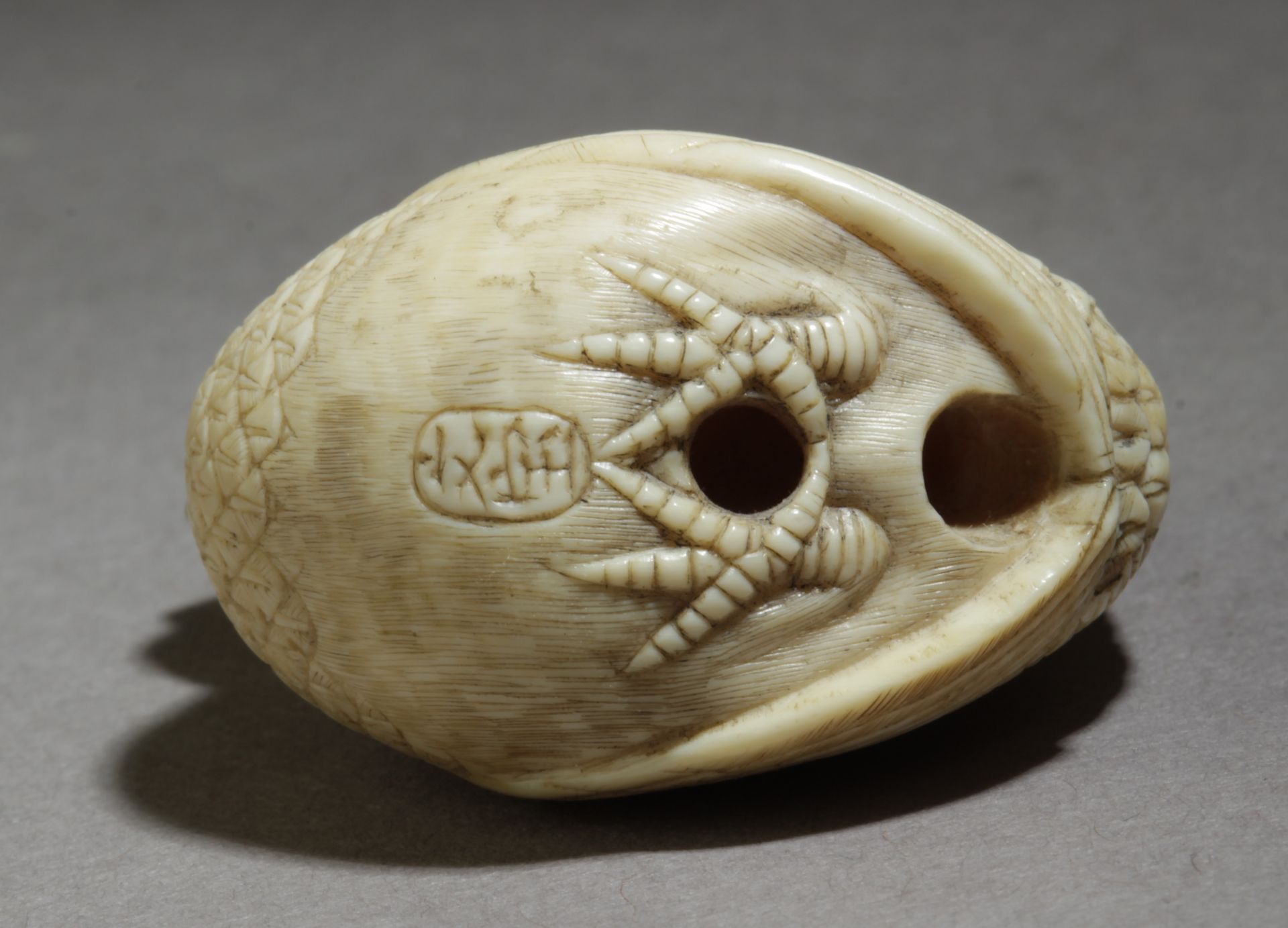 A 19th century Japanese netsuke. Signed Bunho - Bild 6 aus 7