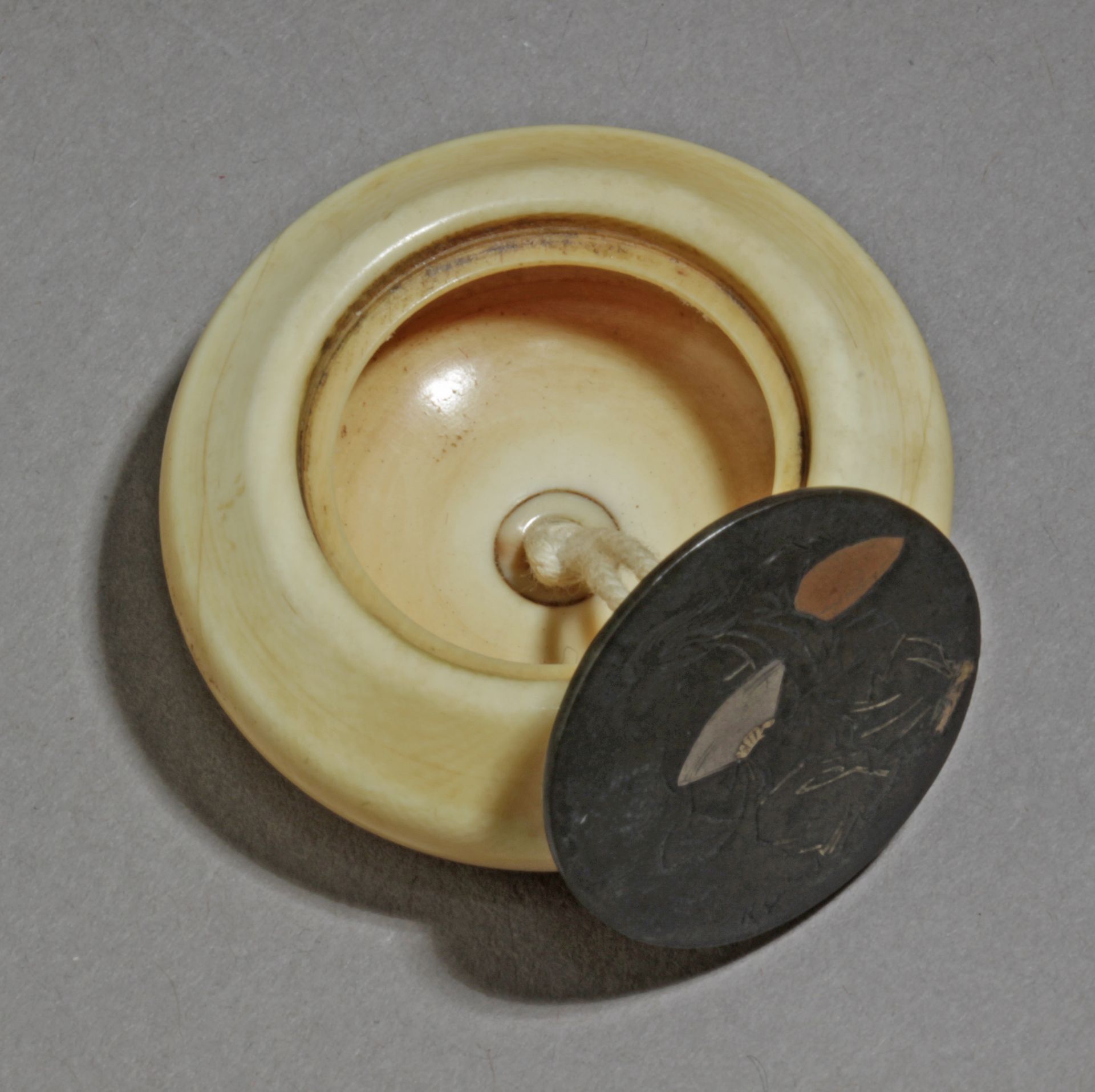 A 19th century netsuke kagamibuta. Signed Minjo con Kakihan - Image 3 of 6