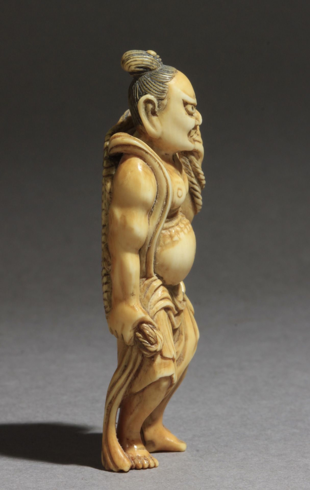 A mid 19th century Japanese netsuke from Edo period. Signed Tomochika - Bild 8 aus 9