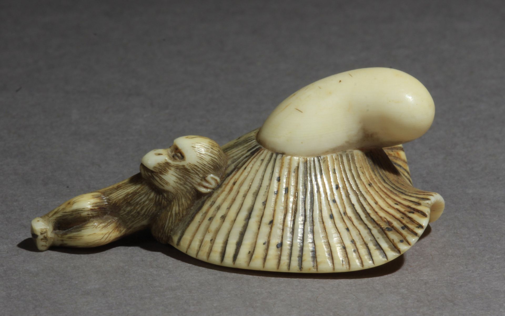 A Japanese netsuke circa 1800 from Edo period - Bild 4 aus 6