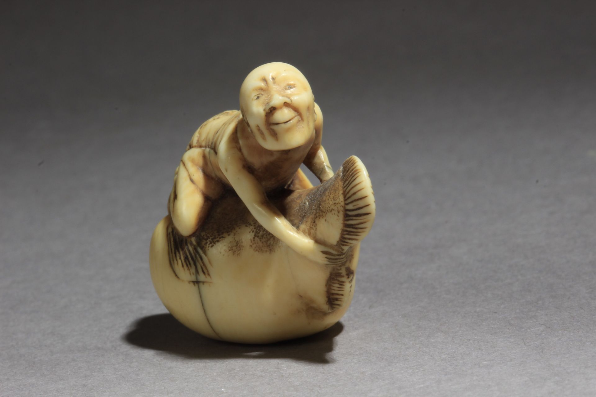 A mid 19th century Japanese netsuke from Edo period - Bild 2 aus 7