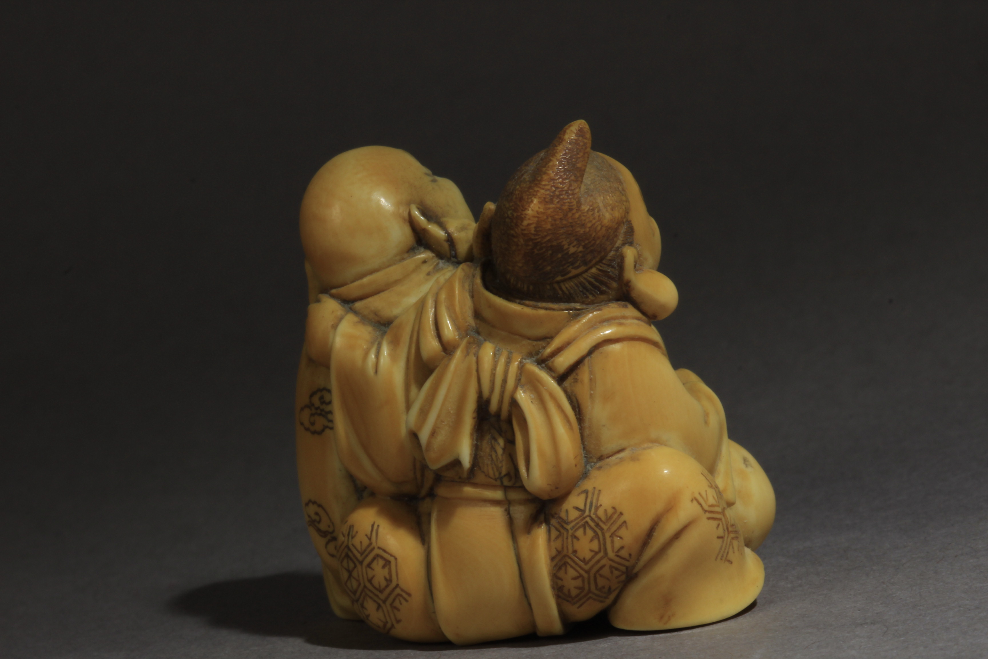 A late 19th century Japanese netsuke from Meiji period. Signed Toshimitsu - Image 5 of 9