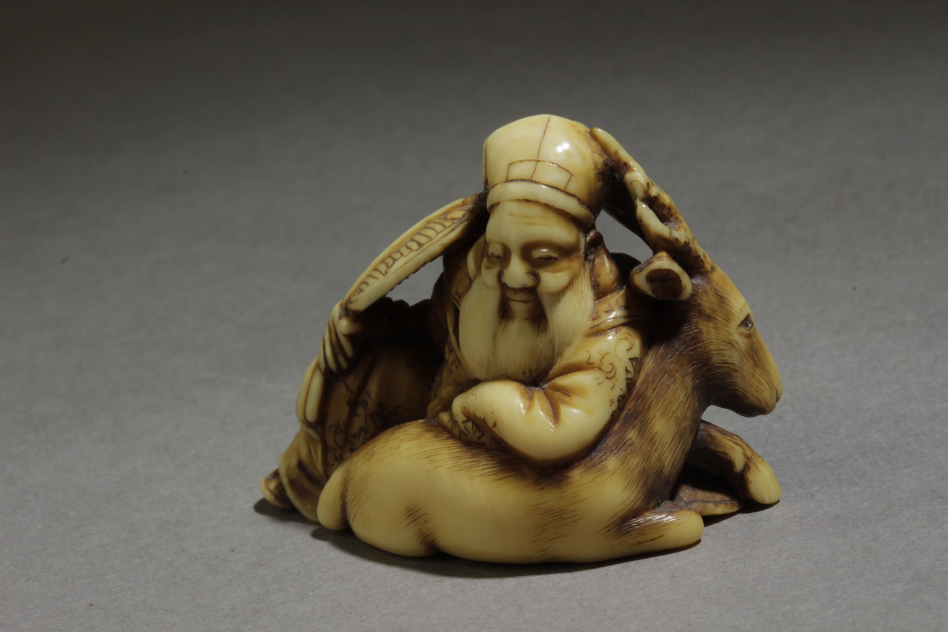 A 19th century Japanese netsuke from Edo period. Signed Tomochika - Bild 2 aus 5