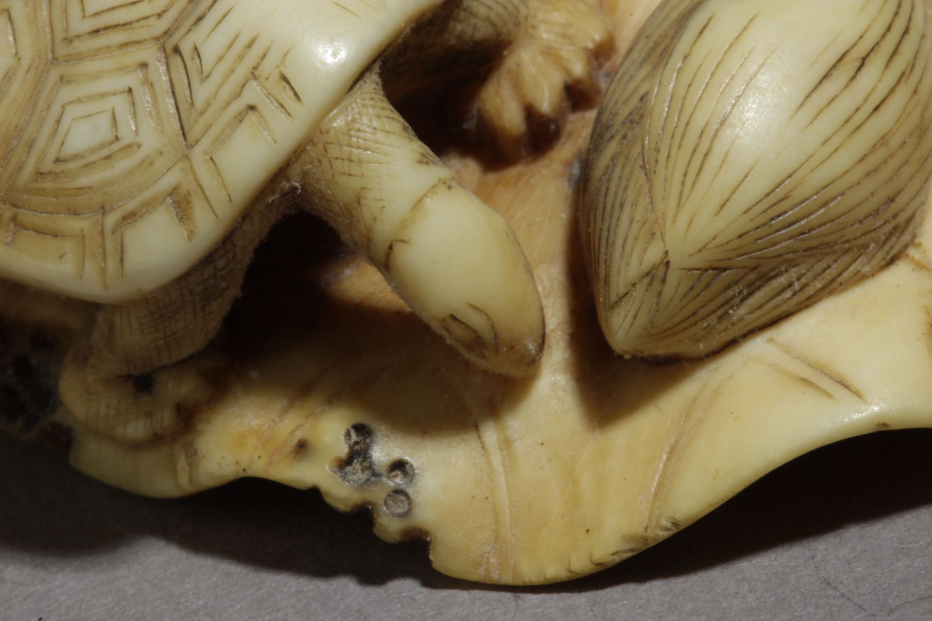 A 19th century Japanese netsuke. Signed - Bild 4 aus 6