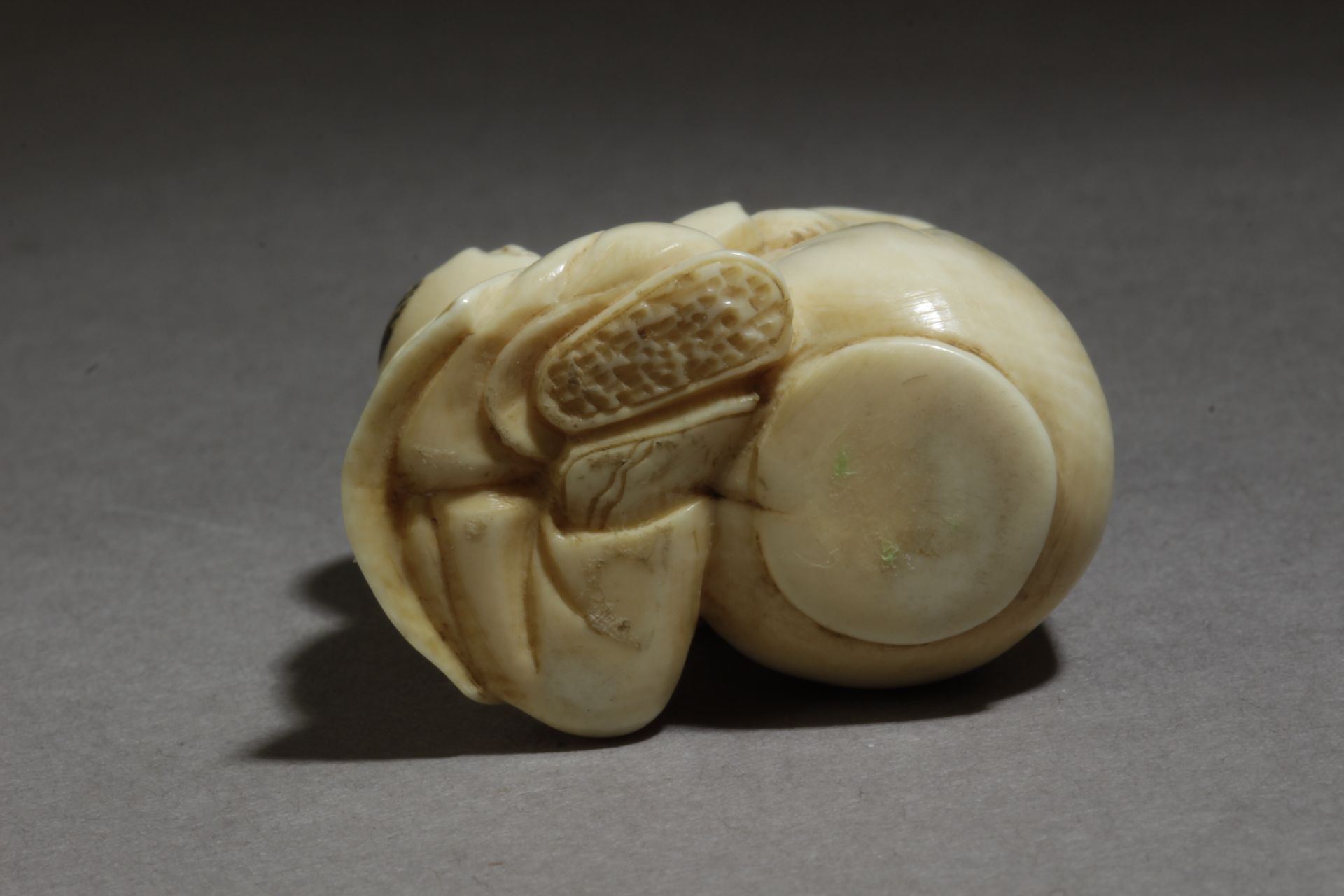 A late 19th century Japanese netsuke from Meiji period - Image 6 of 6