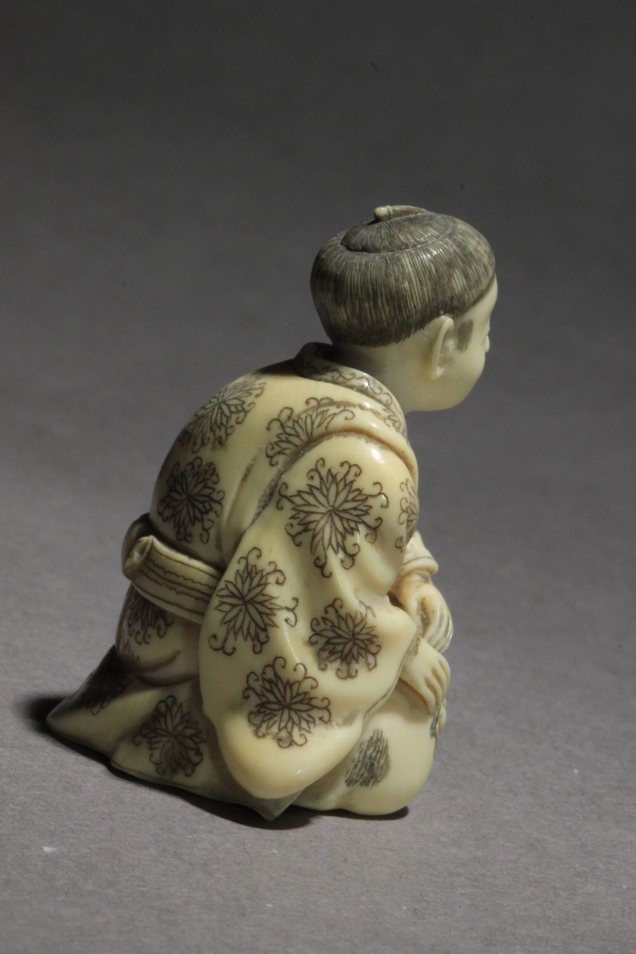 A mid 19th century Japanese netsuke from Meiji period. Signed Gyokomura - Bild 5 aus 9