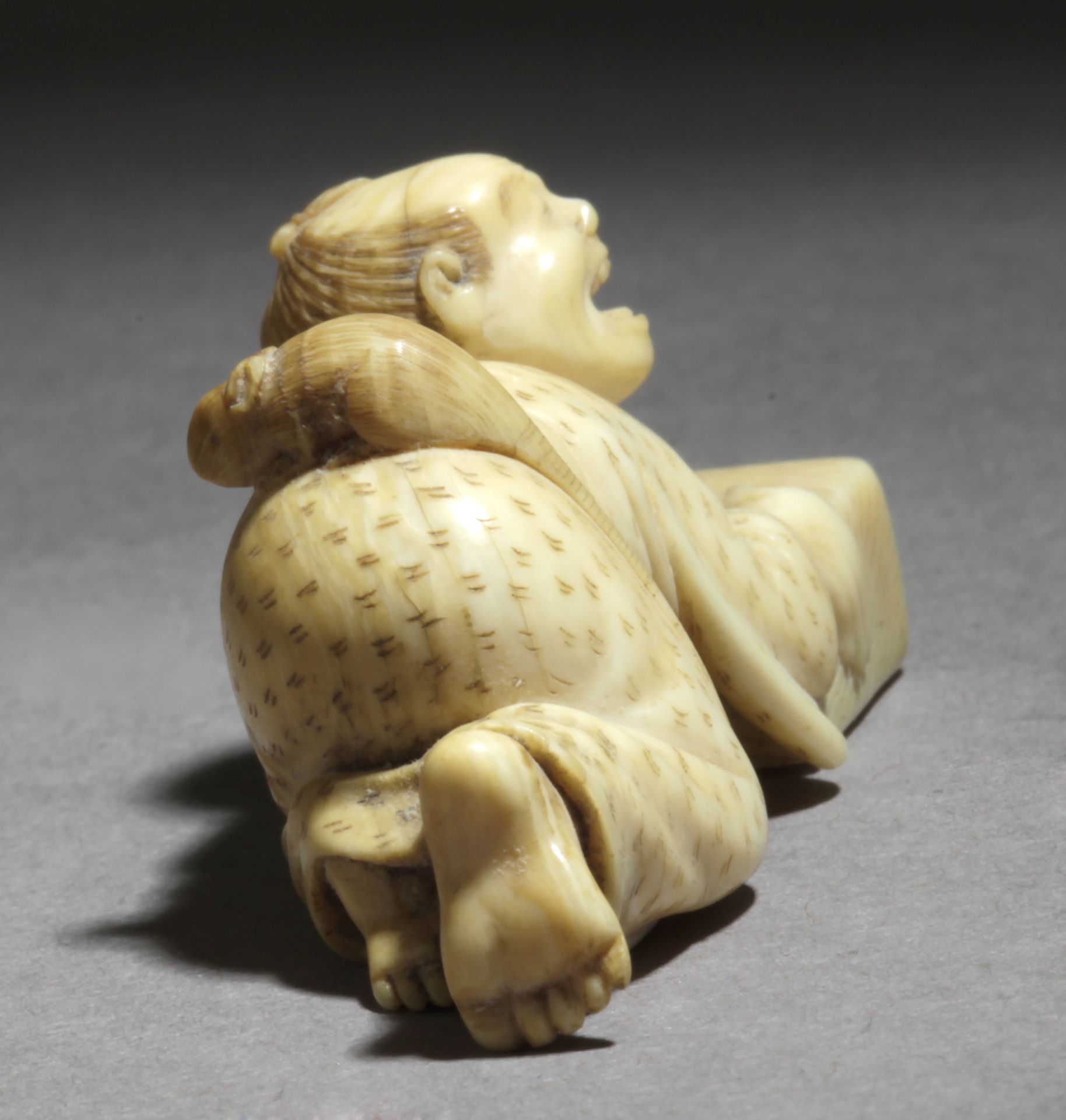 A mid 19th century Japanese netsuke from Meiji period. Signed Tomokazu - Bild 5 aus 7