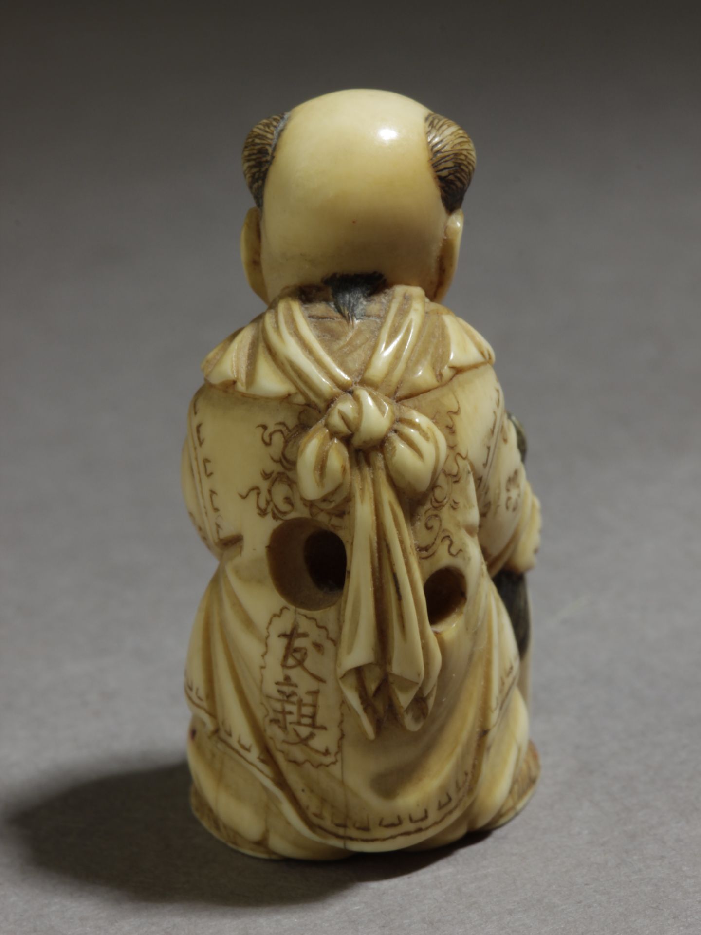 A mid 19th century Japanese netsuke. Signed Tomochika - Bild 4 aus 6