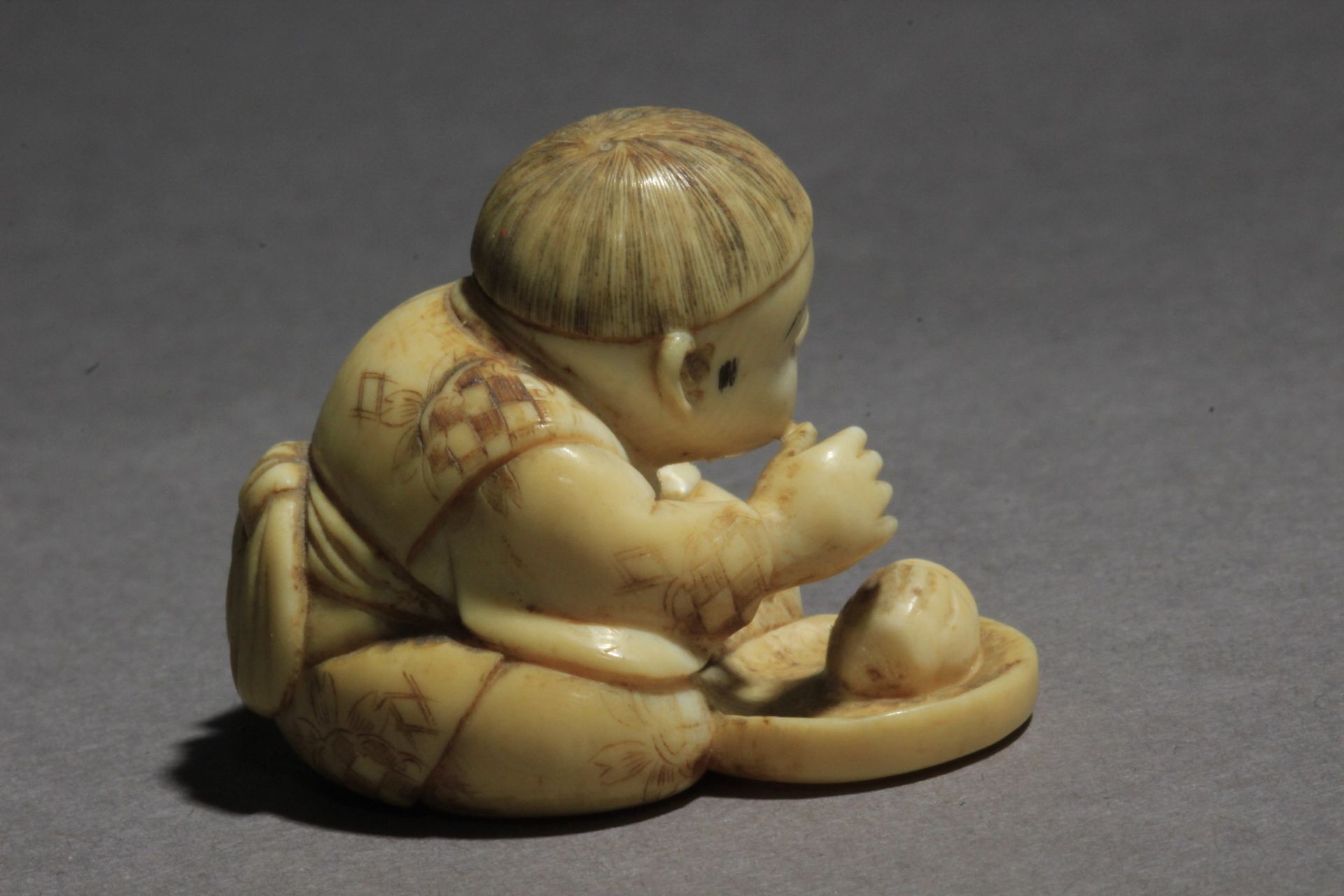 A Japanese netsuke from Meiji period circa 1870-1890. Signed Kogetsu - Image 4 of 8