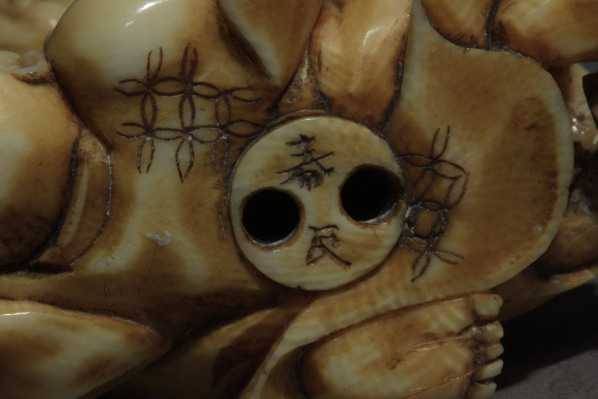 A mid 19th century Japanese netsuke from Edo period. Signed Harumin - Image 8 of 8