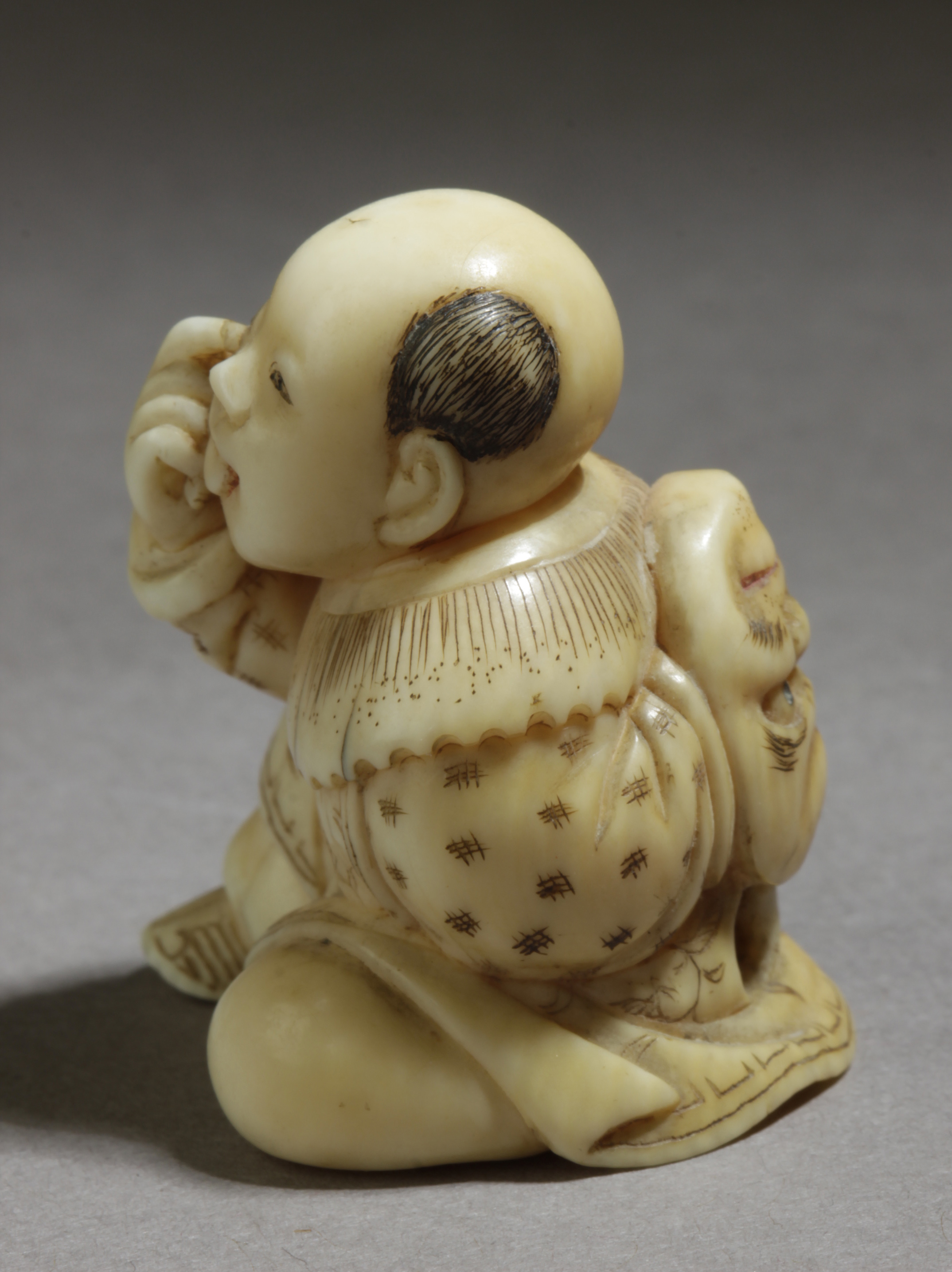 A mid 19th century Japanese netsuke from Edo period. Signed Okura - Image 2 of 7