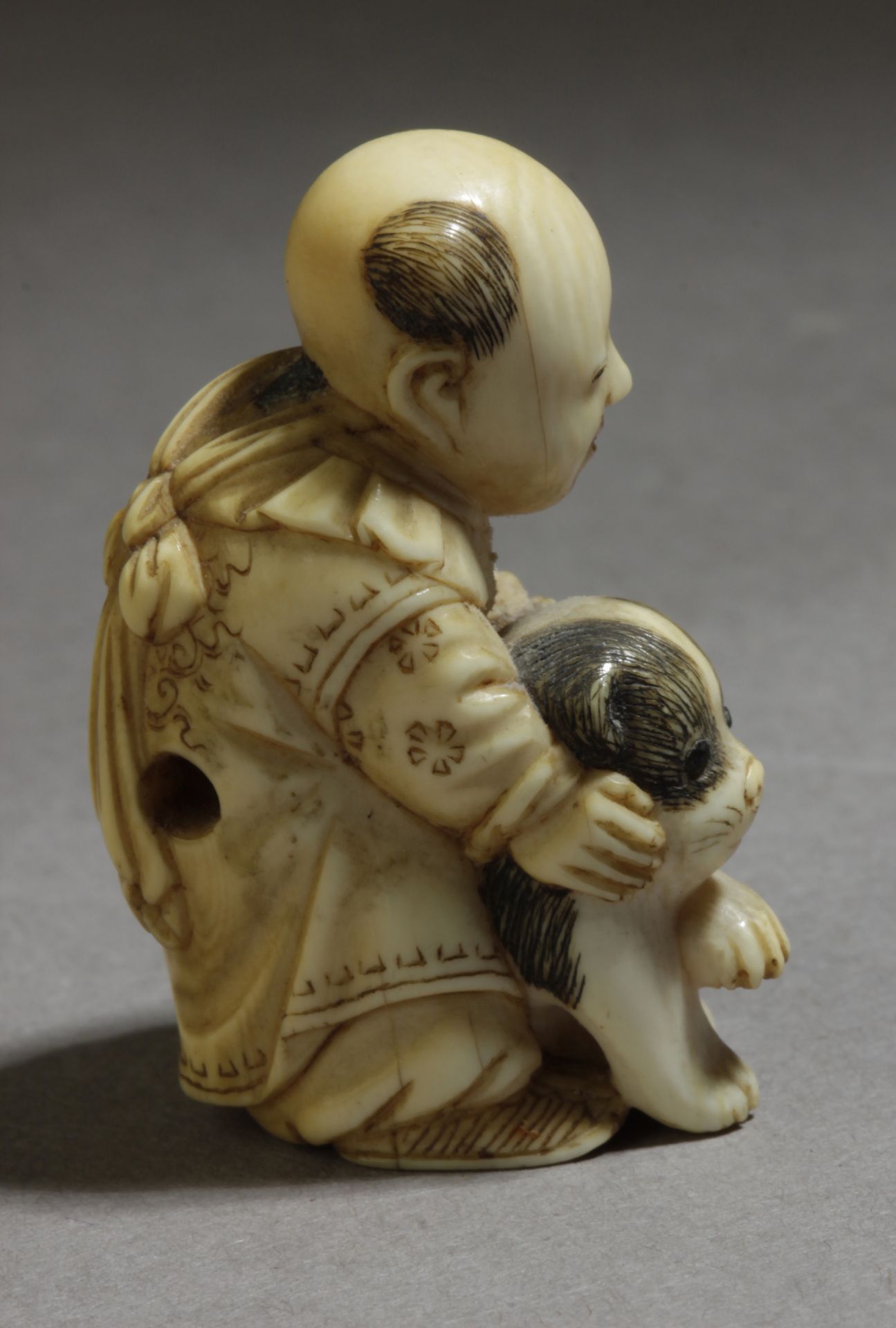 A mid 19th century Japanese netsuke. Signed Tomochika - Bild 3 aus 6