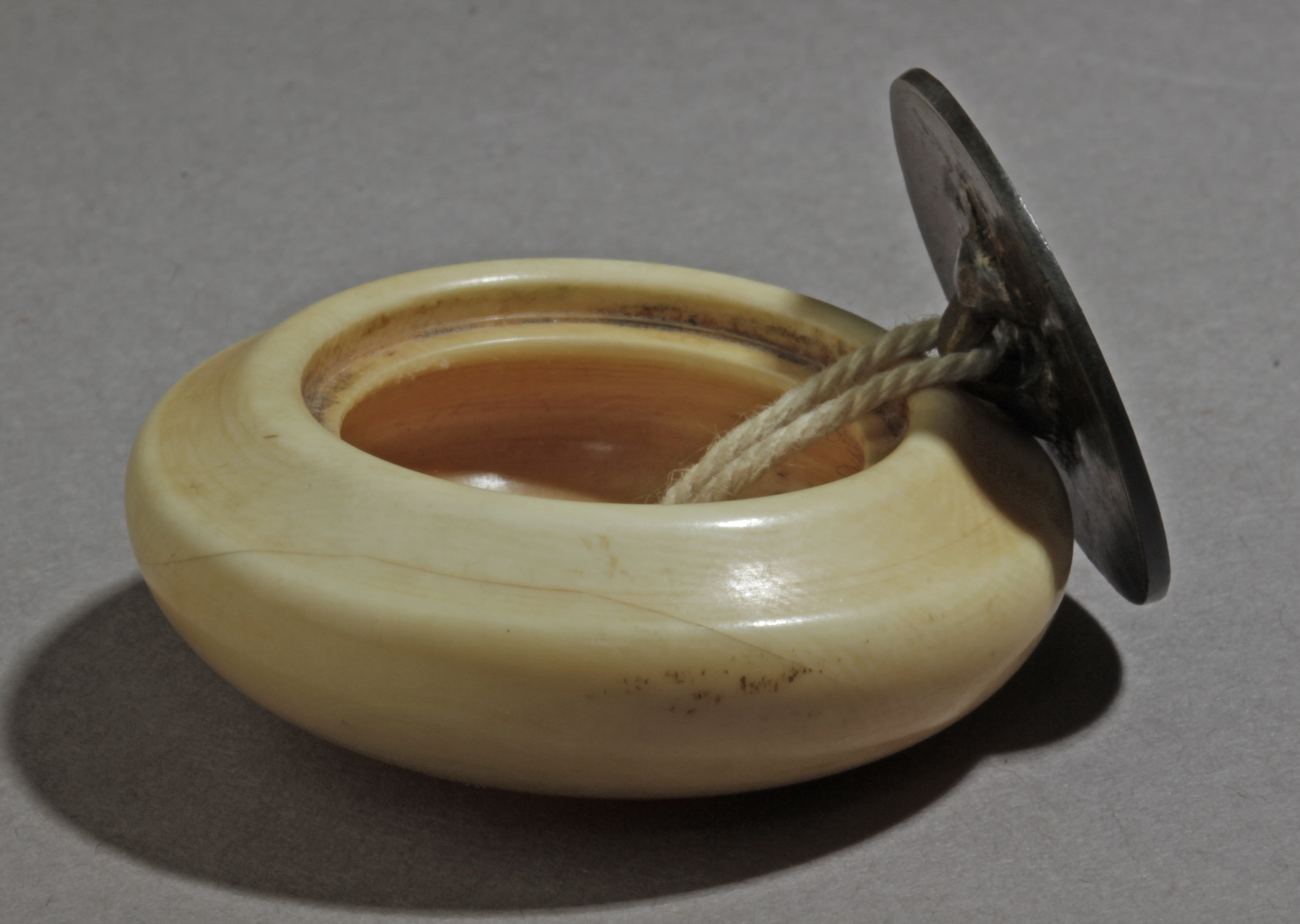 A 19th century netsuke kagamibuta. Signed Minjo con Kakihan - Image 5 of 6