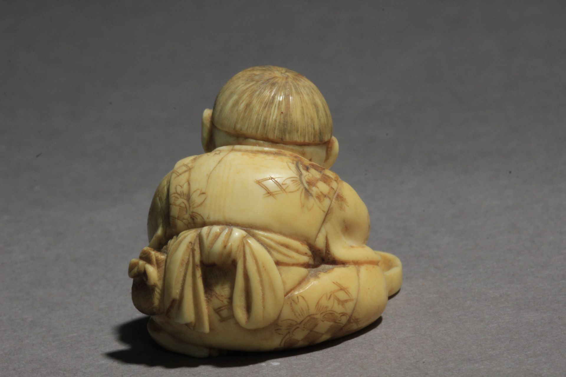 A Japanese netsuke from Meiji period circa 1870-1890. Signed Kogetsu - Image 3 of 8