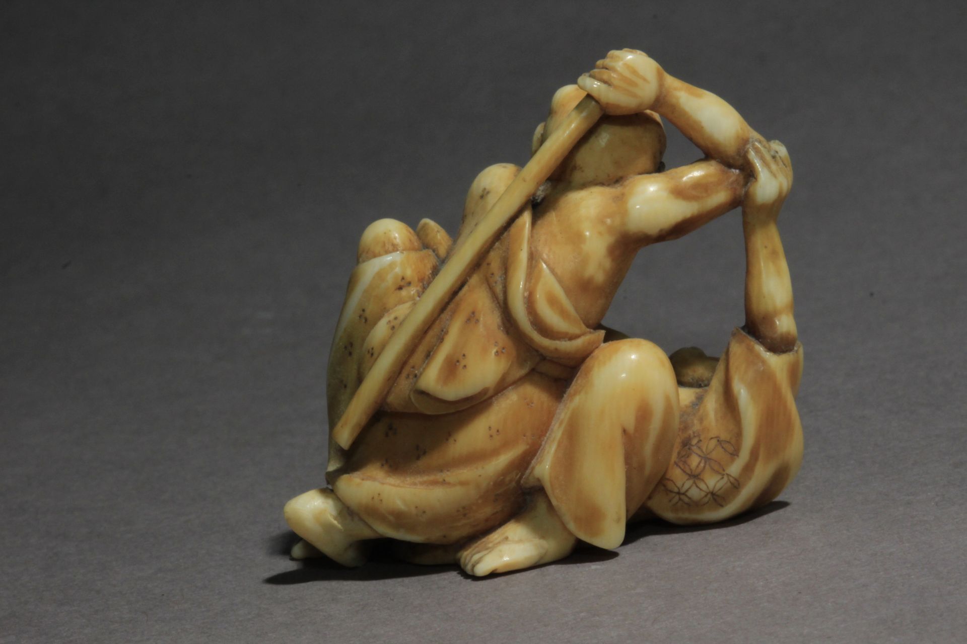 A mid 19th century Japanese netsuke from Edo period. Signed Harumin - Image 4 of 8