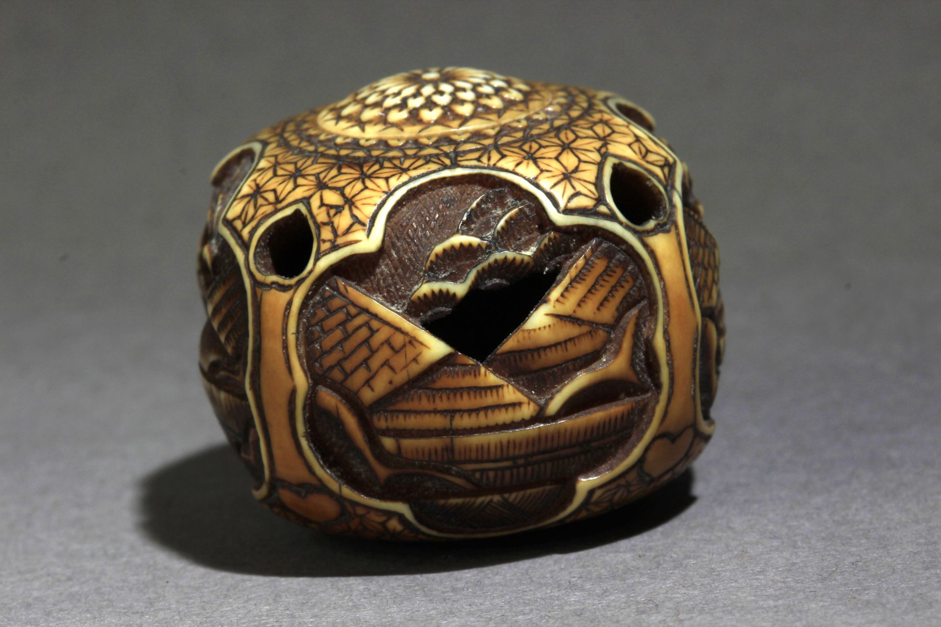 A 19th century Japanese manju-ryusa type netsuke - Image 2 of 7