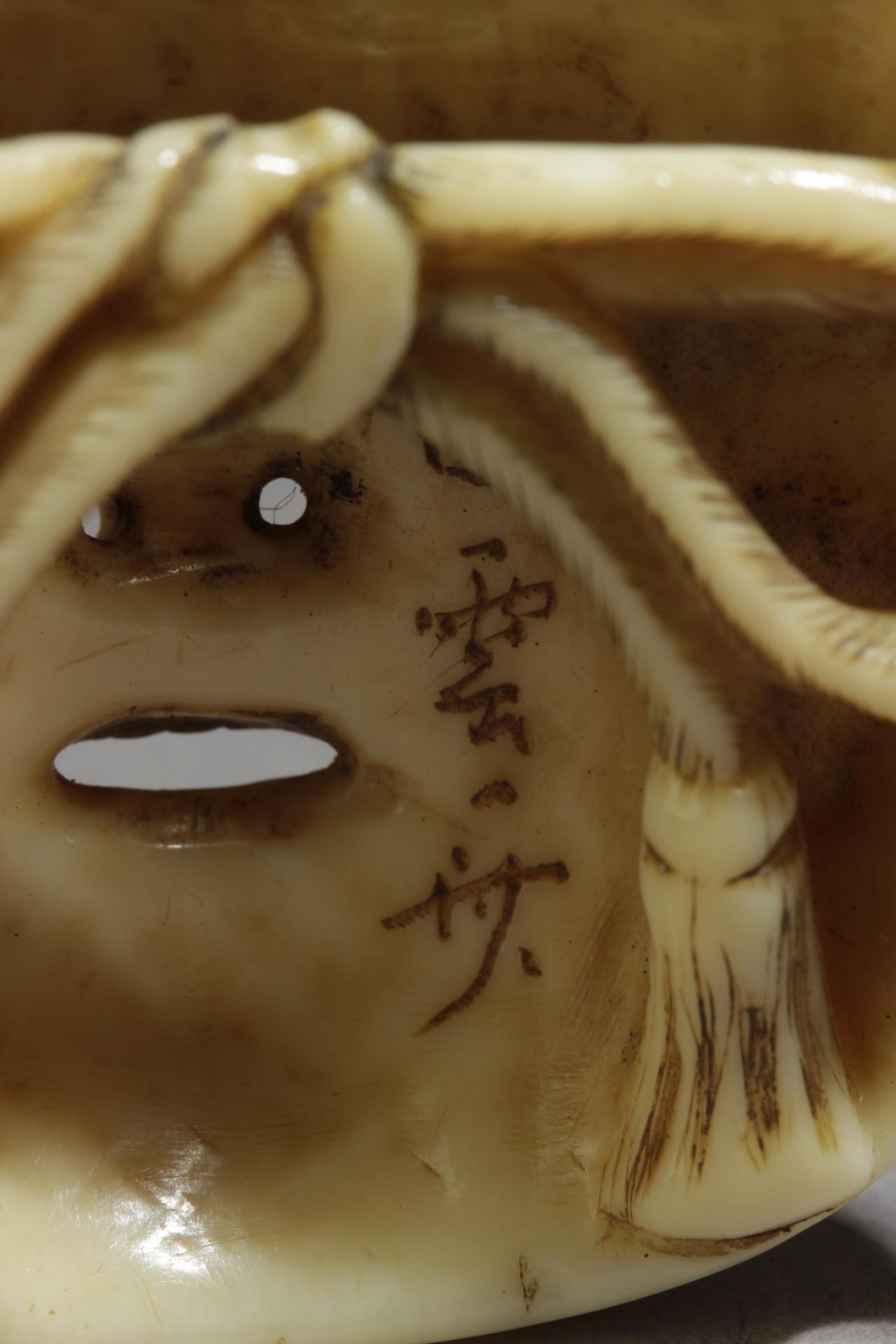 A Japanese netsuke from Meiji period circa 1900 - Image 5 of 5