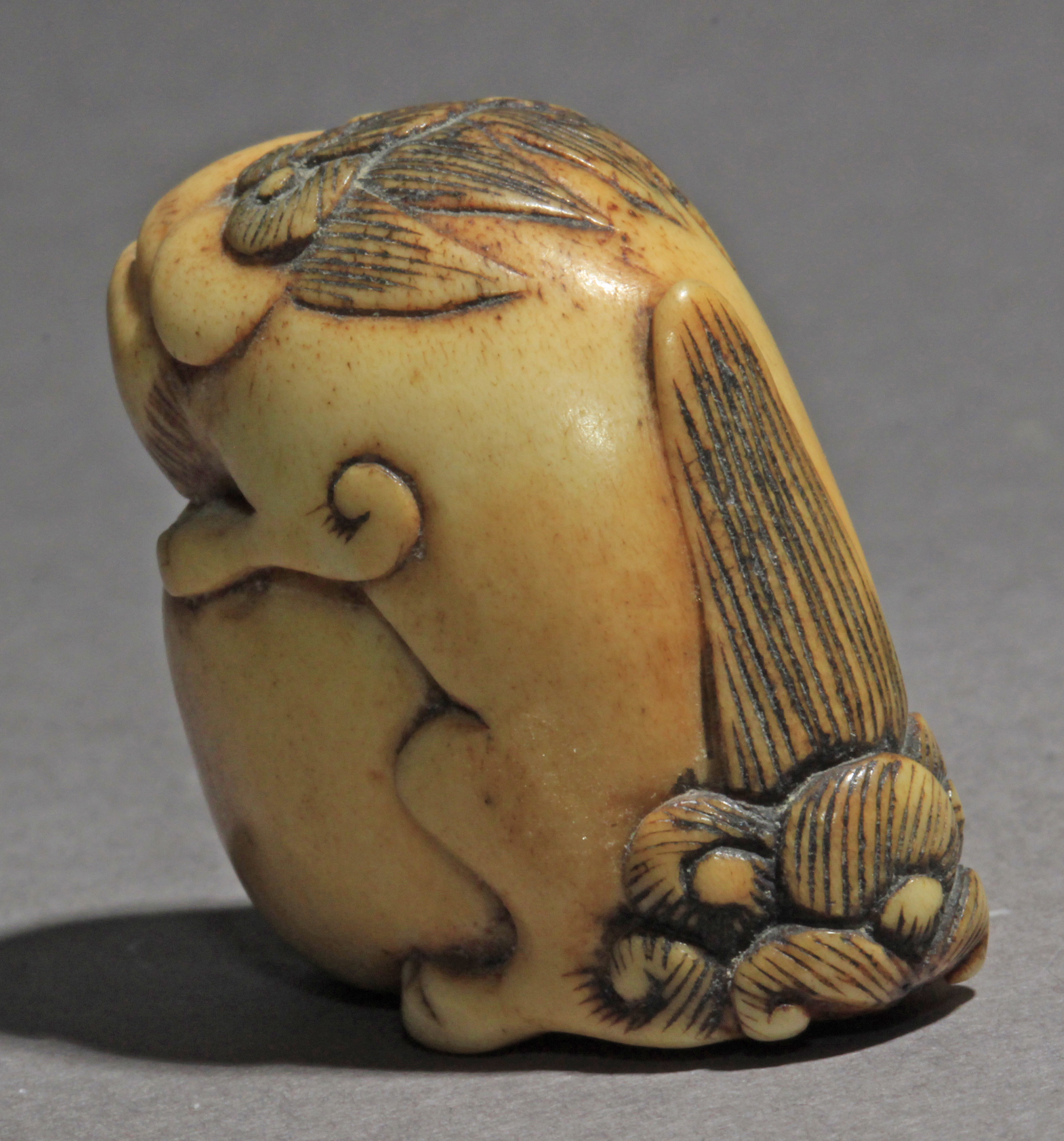 An 18th century Japanese netsuke from Edo period - Image 4 of 7