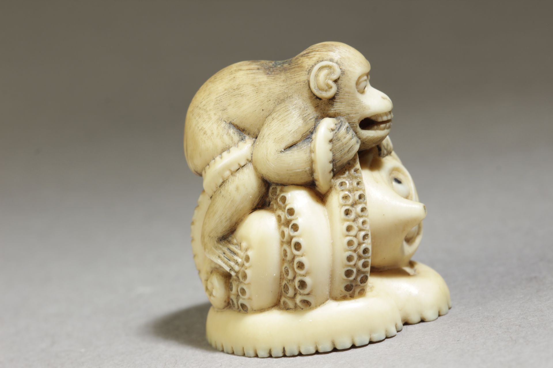 A mid 19th century Japanese netsuke - Image 3 of 7