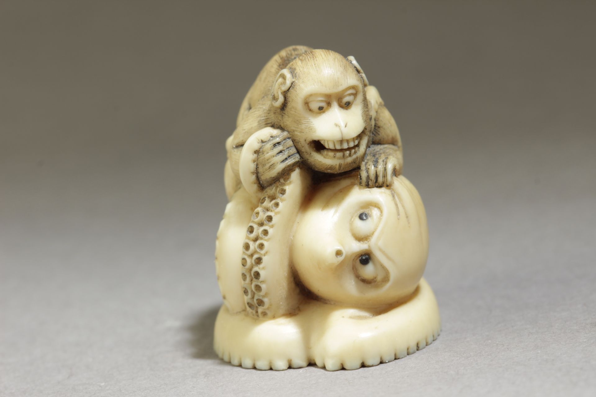 A mid 19th century Japanese netsuke - Bild 2 aus 7