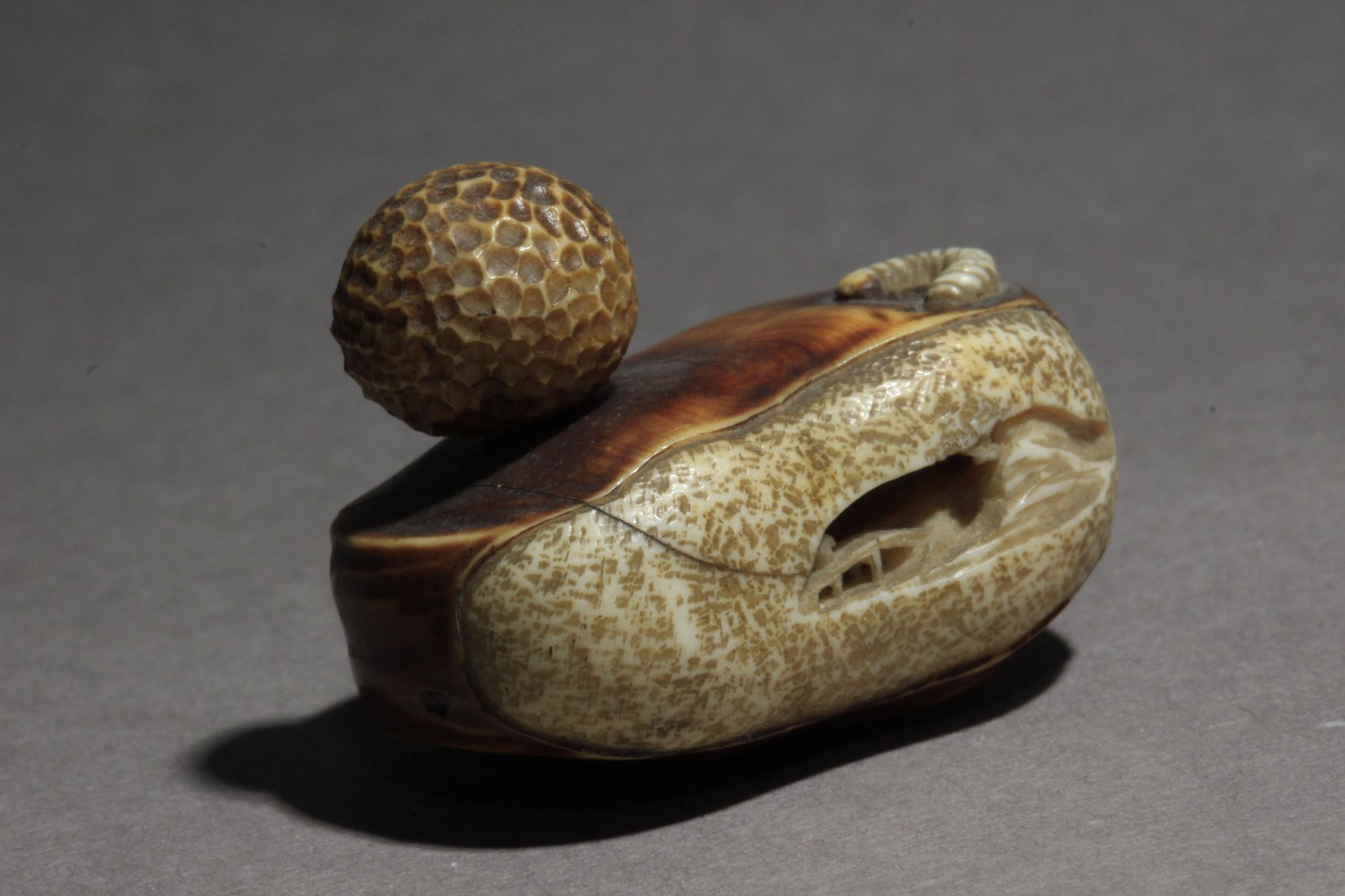 A 19th century Japanese netsuke - Image 3 of 7