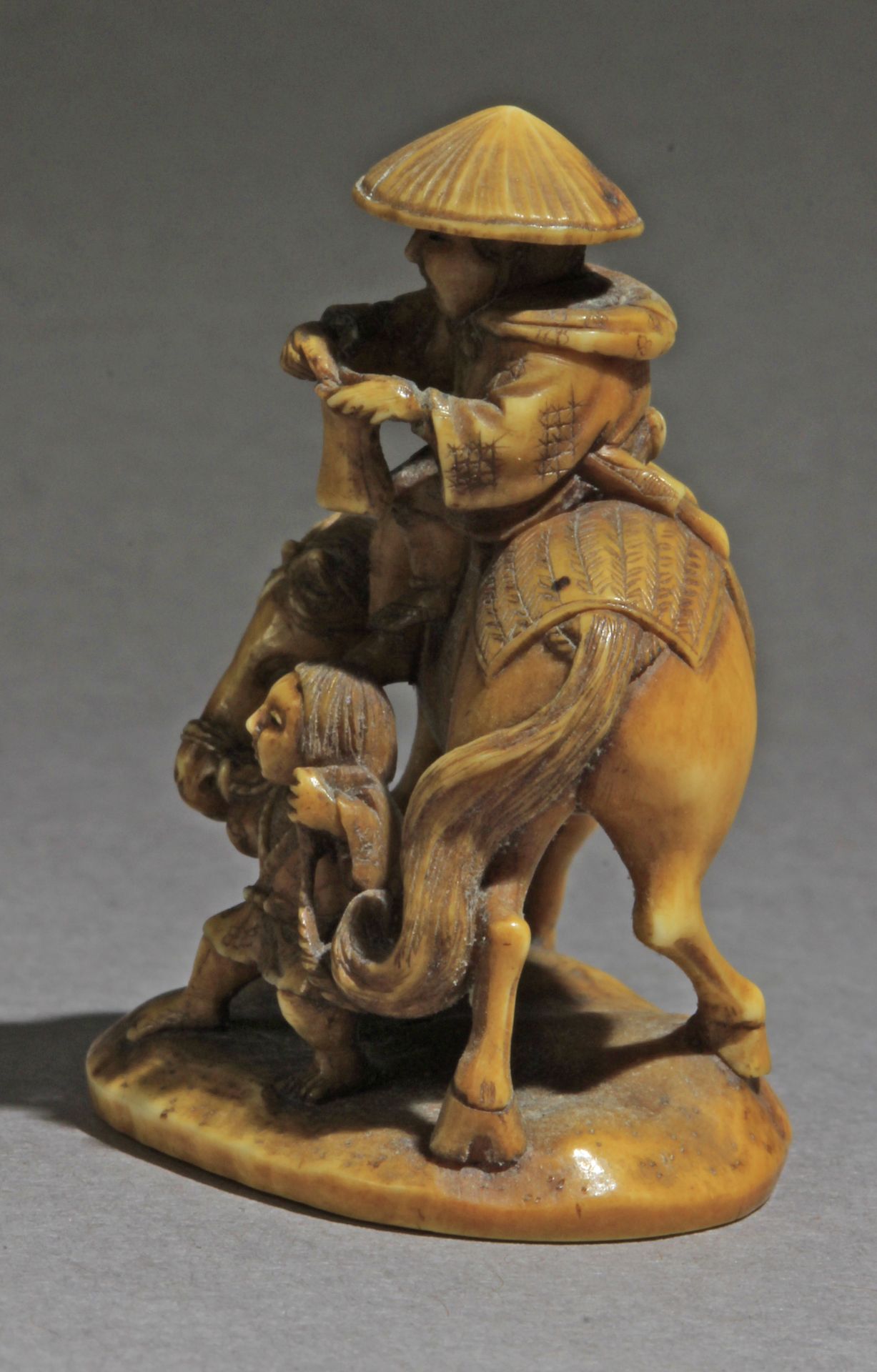 A late 19th century Japanese netsuke from Meiji period. Signed Gyokumin - Image 3 of 8