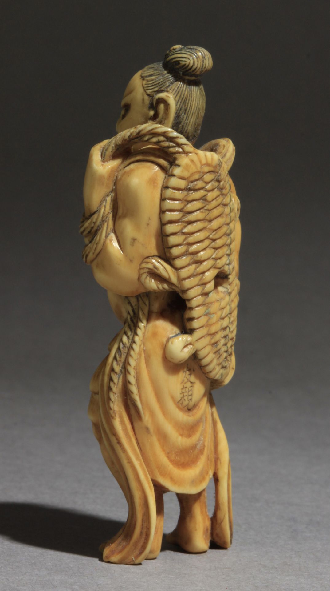 A mid 19th century Japanese netsuke from Edo period. Signed Tomochika - Bild 4 aus 9