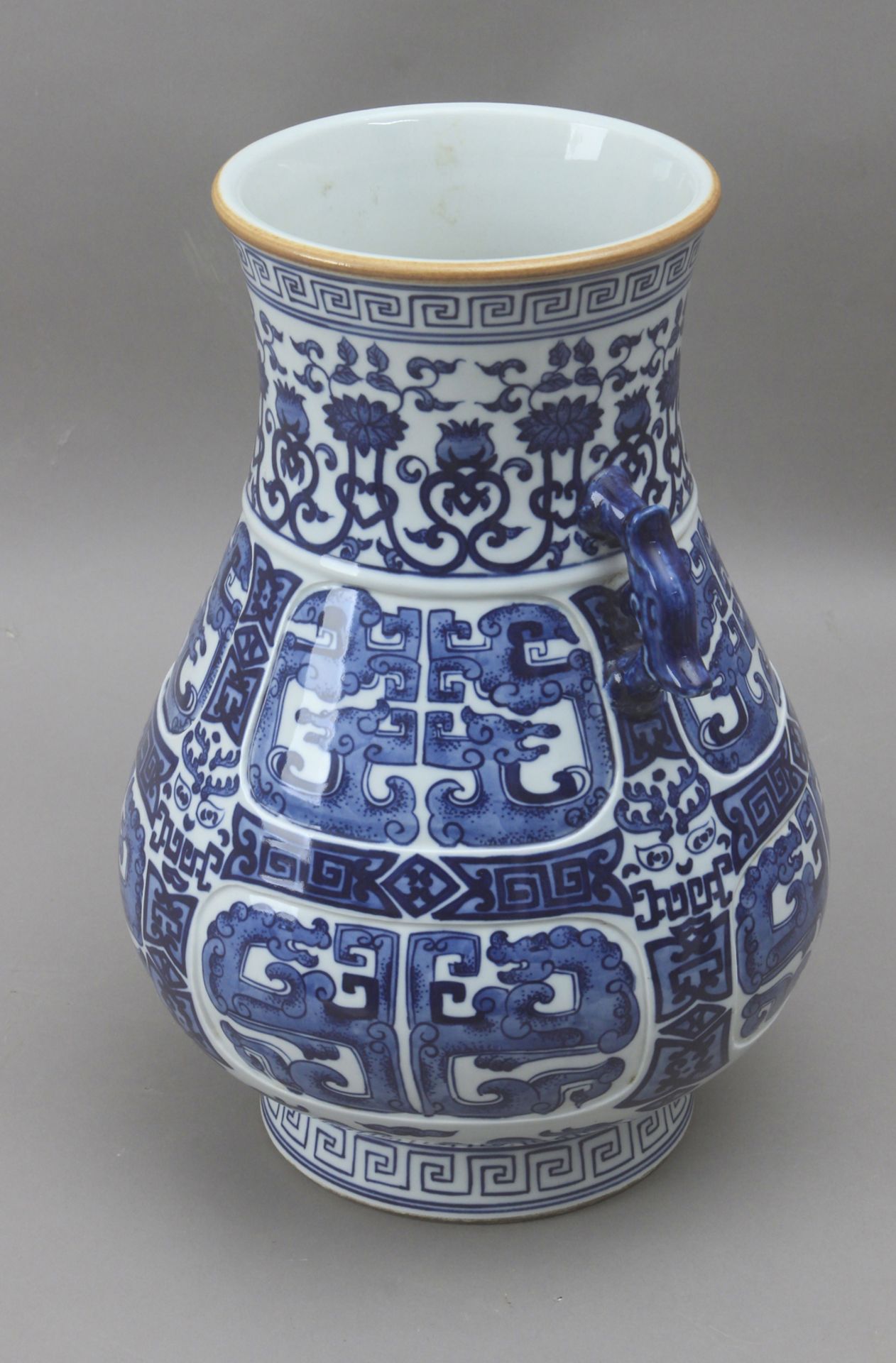 A 19th century Chinese vase - Bild 2 aus 3